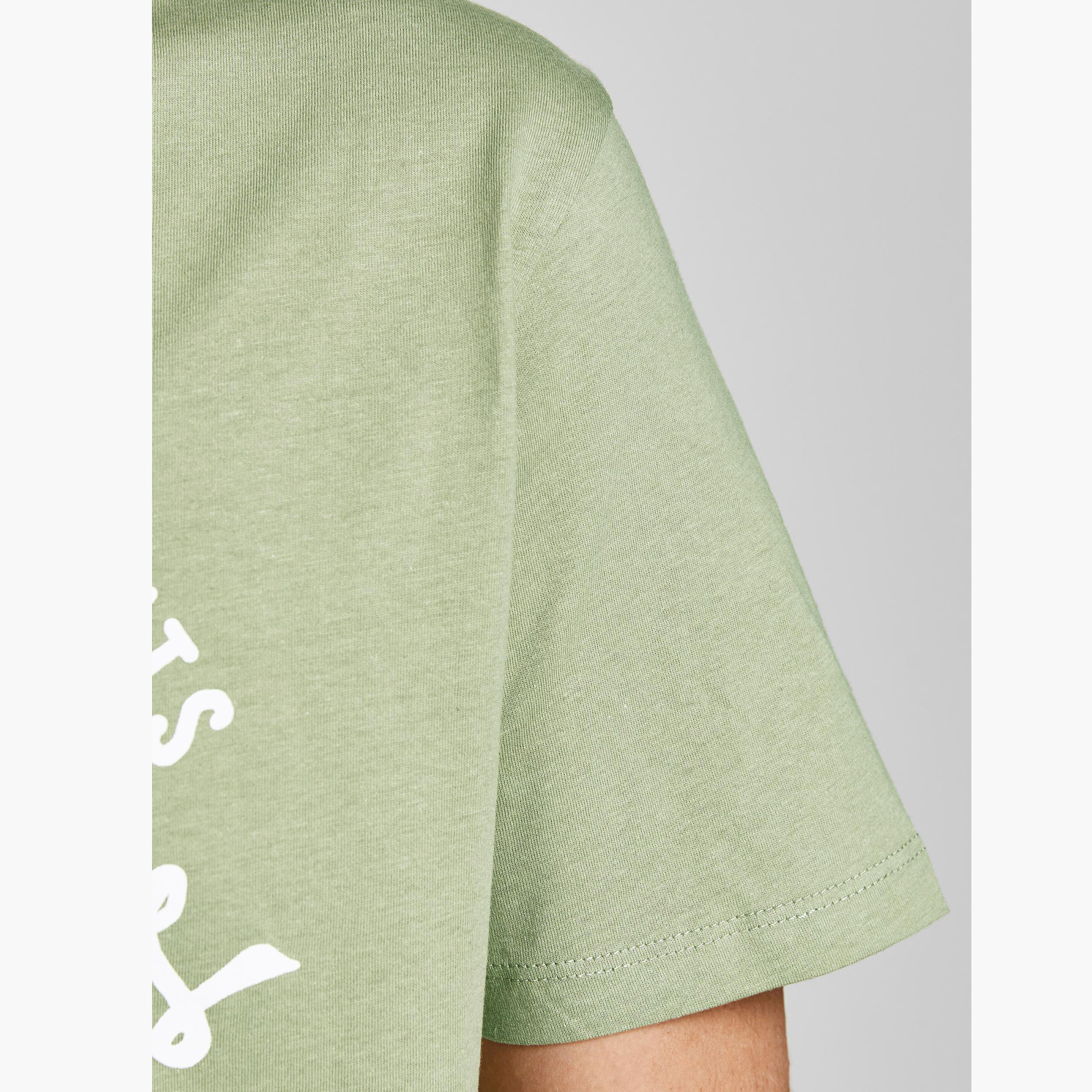 تيشيرت بياقة ضيّقة وأكمام قصيرة وطبعات من جاك & جونز-men-clothing-tshirtsandpolos-tshirts-image-4
