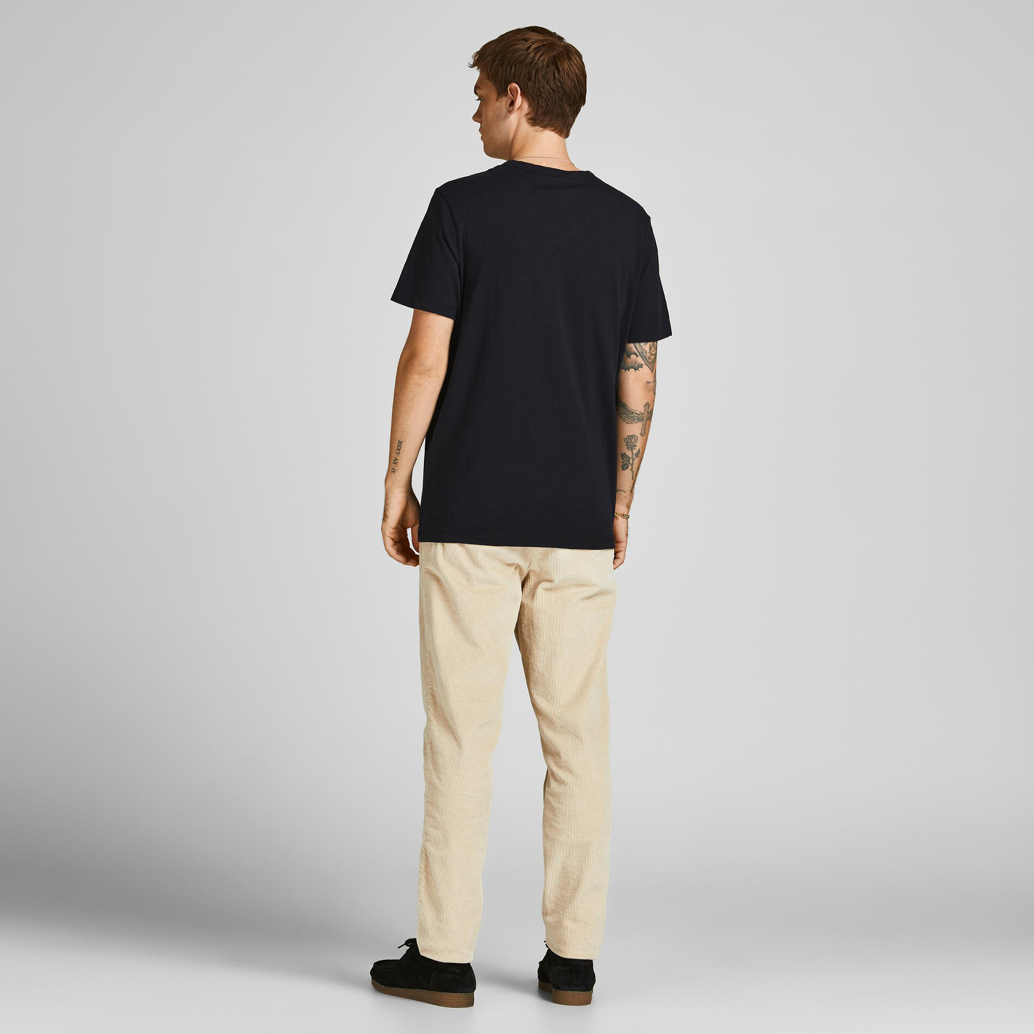 تيشيرت بياقة ضيّقة وأكمام قصيرة وطبعات من جاك & جونز-men-clothing-tshirtsandpolos-tshirts-image-2
