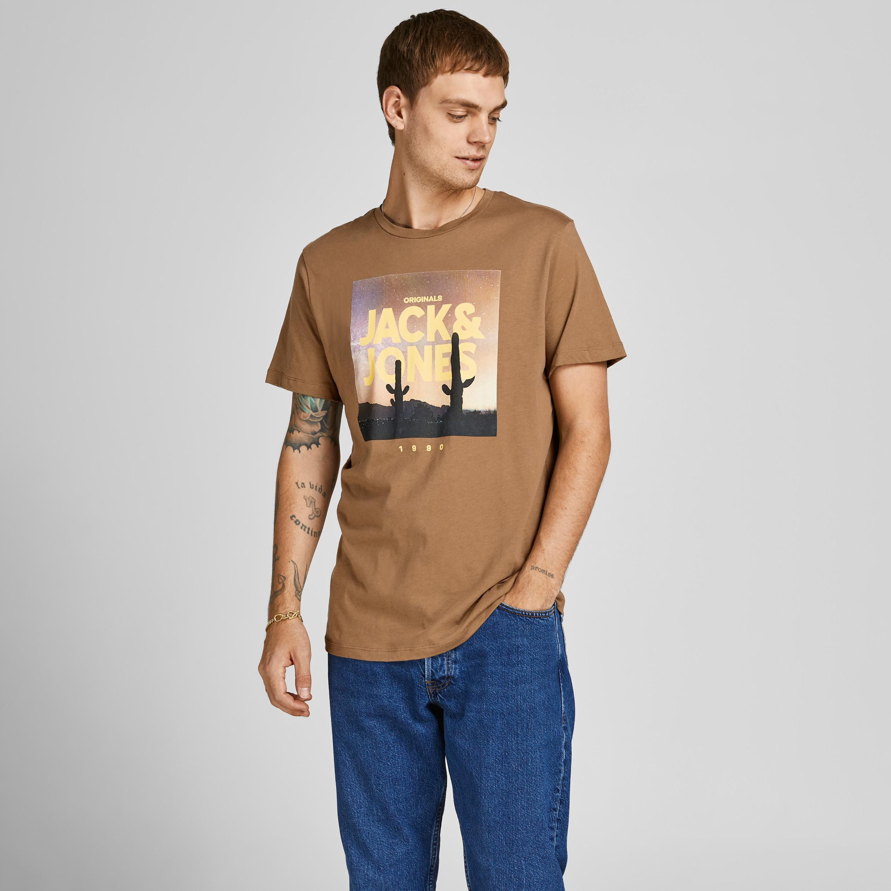 تيشيرت بياقة ضيّقة وأكمام قصيرة وطبعات من جاك & جونز-men-clothing-tshirtsandpolos-tshirts-image-1