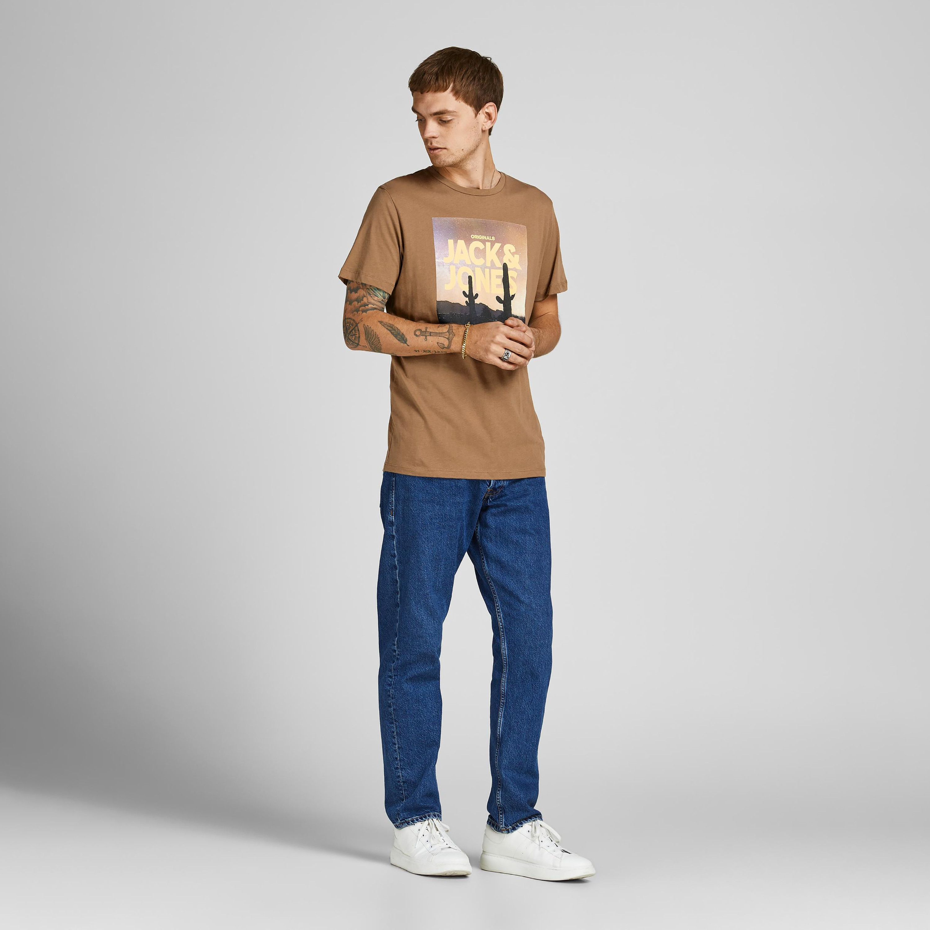 تيشيرت بياقة ضيّقة وأكمام قصيرة وطبعات من جاك & جونز-men-clothing-tshirtsandpolos-tshirts-image-2