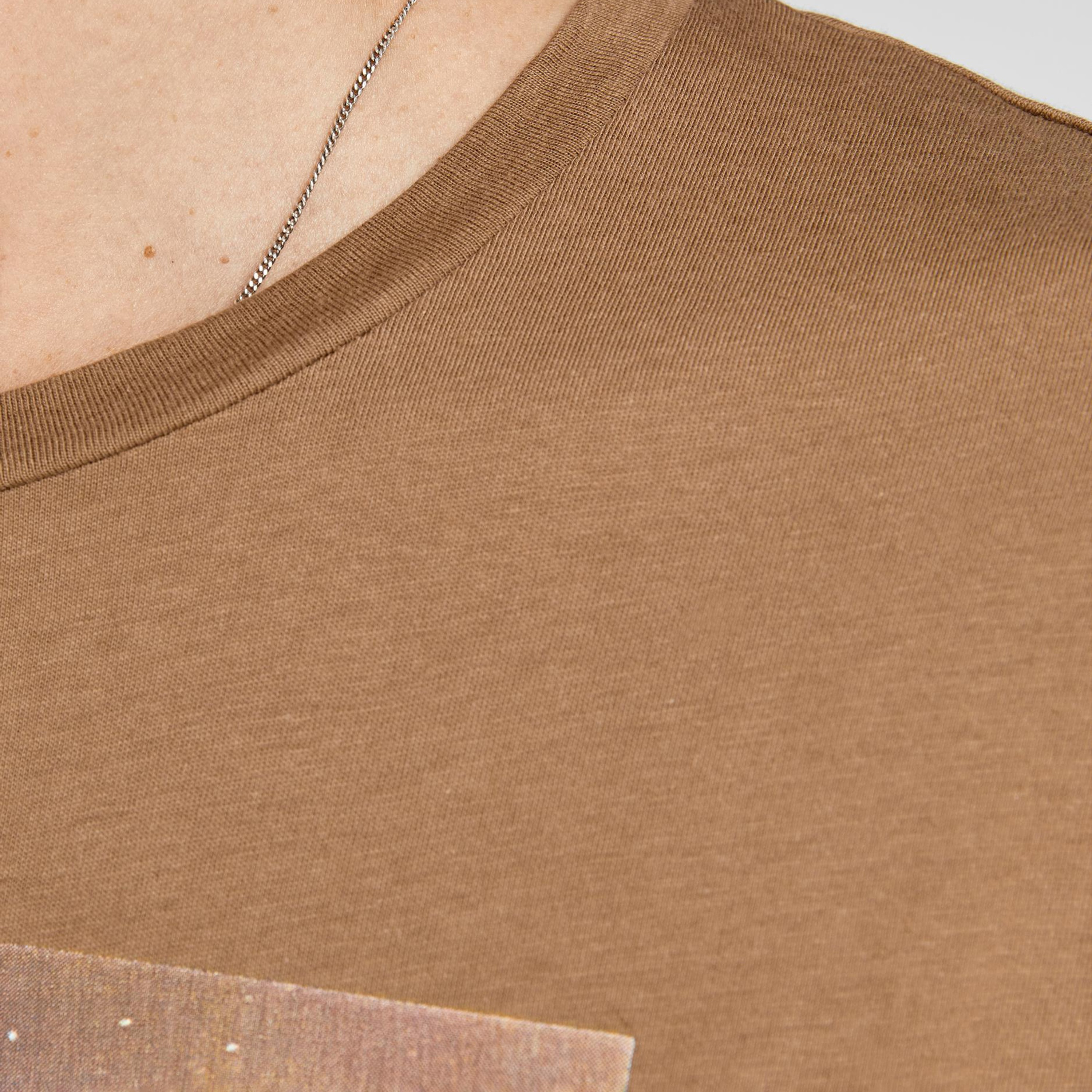 تيشيرت بياقة ضيّقة وأكمام قصيرة وطبعات من جاك & جونز-men-clothing-tshirtsandpolos-tshirts-image-3
