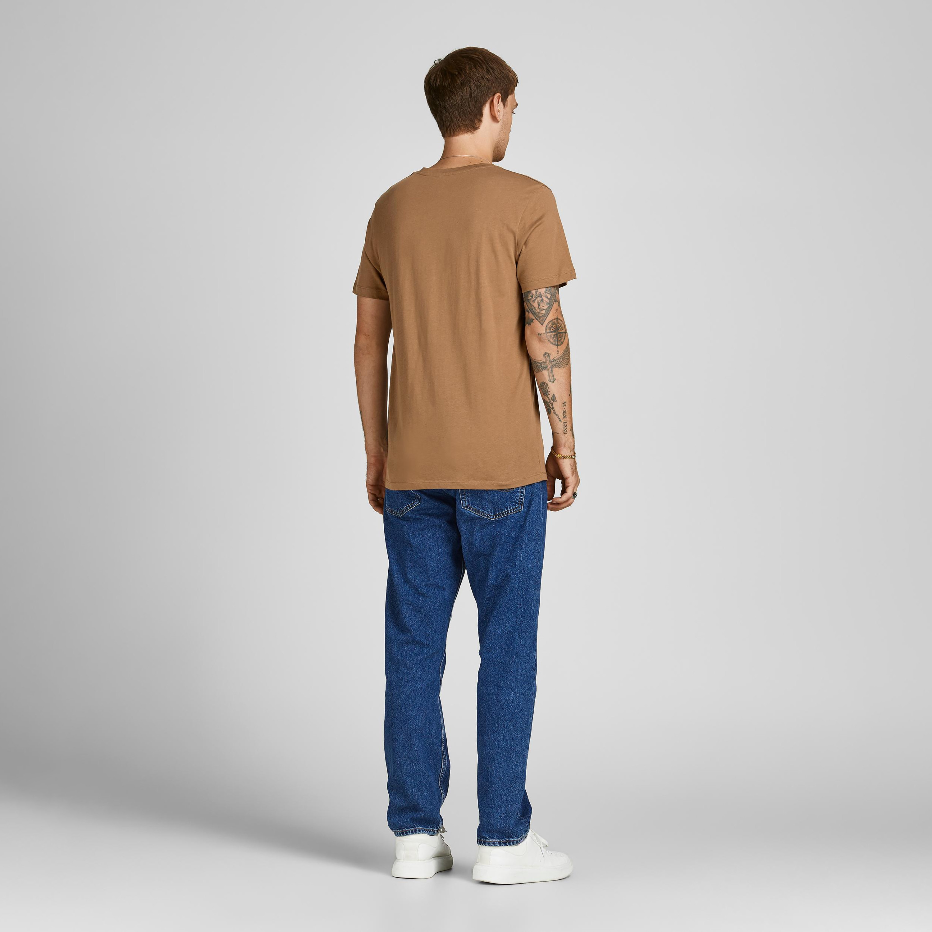 تيشيرت بياقة ضيّقة وأكمام قصيرة وطبعات من جاك & جونز-men-clothing-tshirtsandpolos-tshirts-image-4