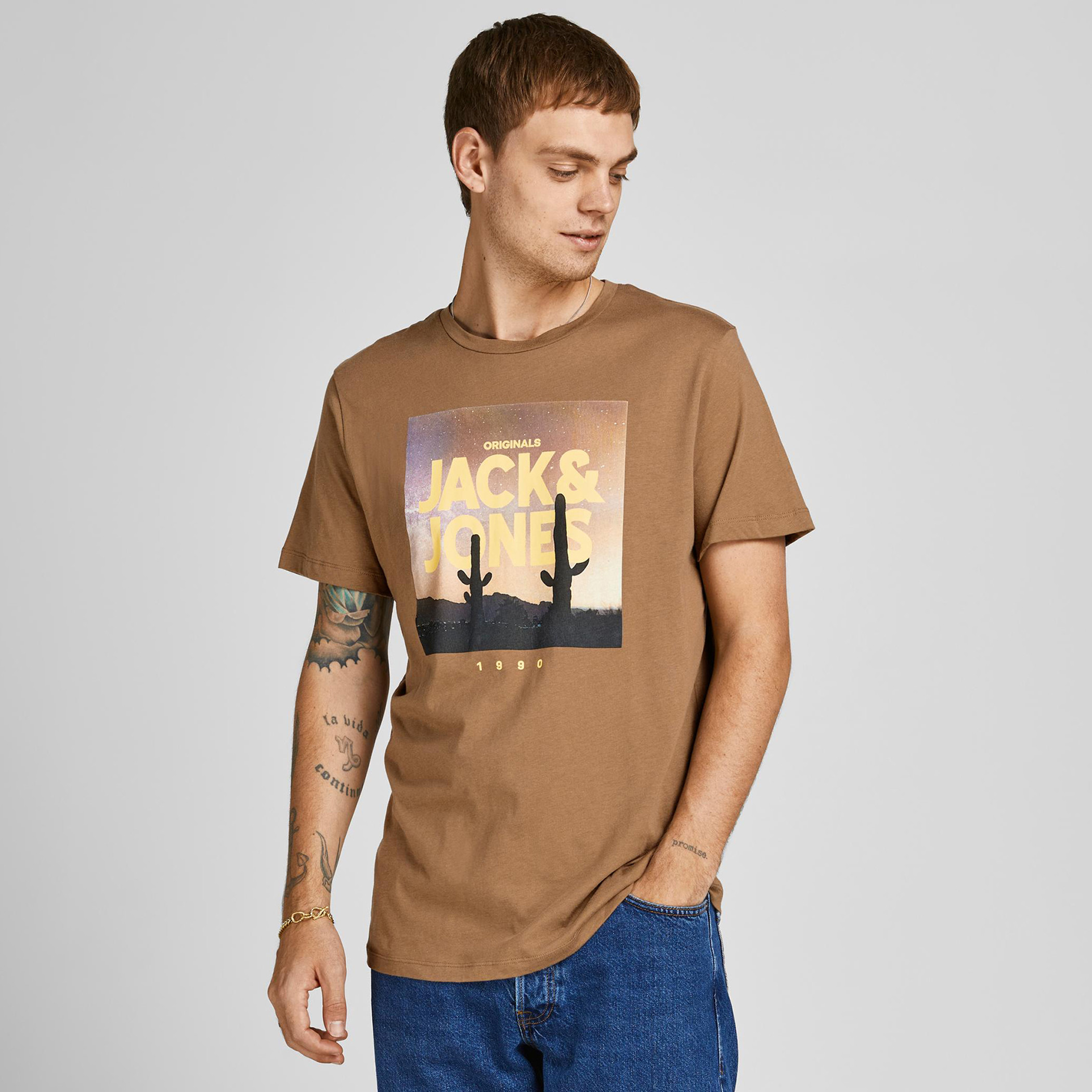 تيشيرت بياقة ضيقة وأكمام قصيرة وطبعات من جاك & جونز-men-clothing-tshirtsandpolos-tshirts-image-1