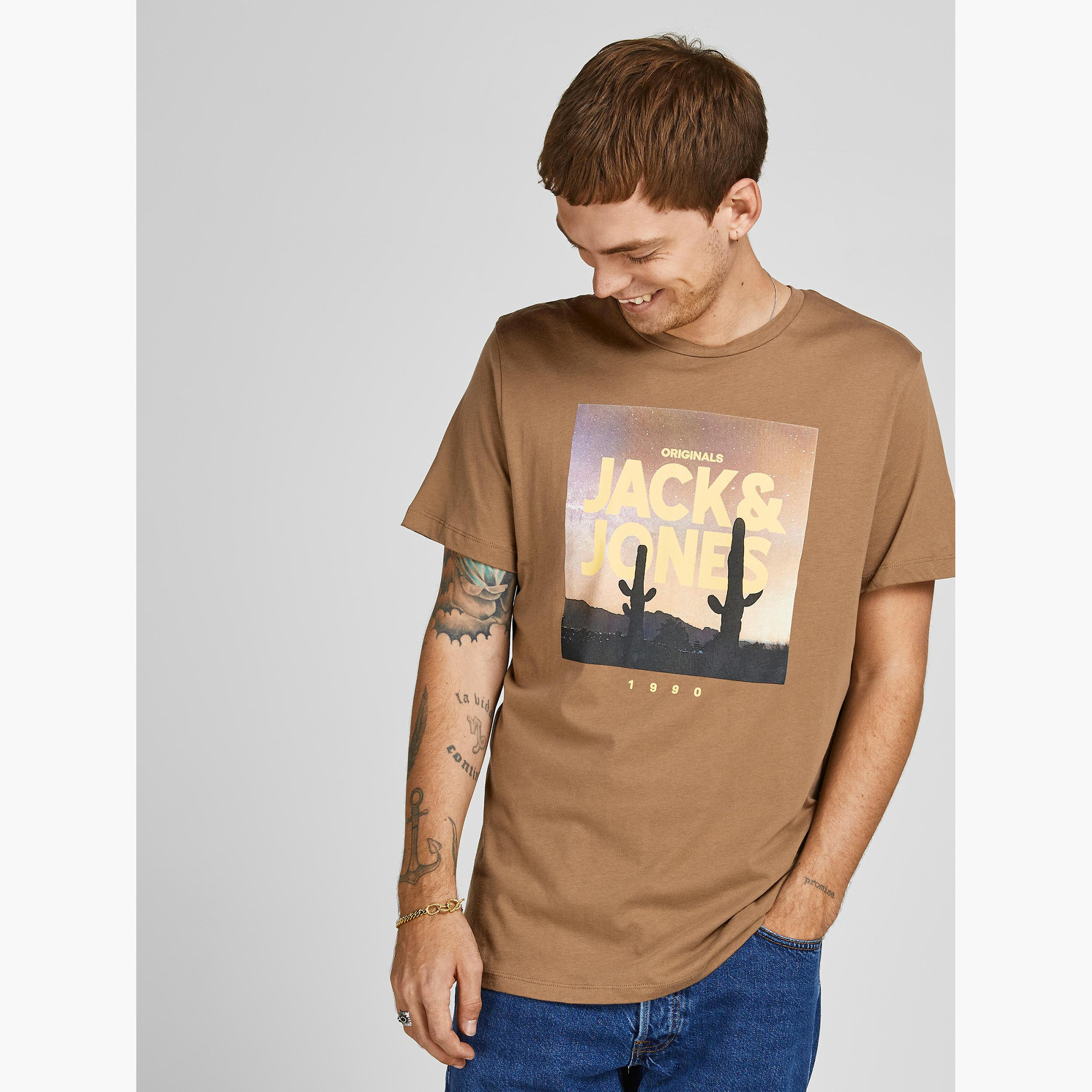 تيشيرت بياقة ضيقة وأكمام قصيرة وطبعات من جاك & جونز-men-clothing-tshirtsandpolos-tshirts-image-2