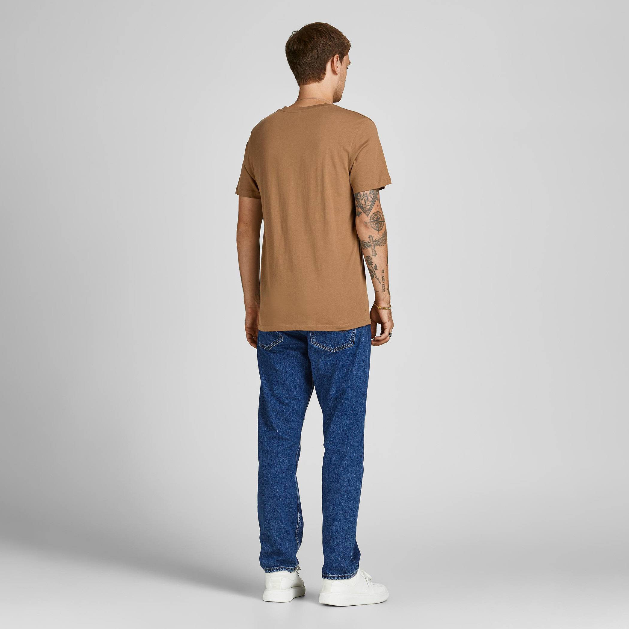 تيشيرت بياقة ضيقة وأكمام قصيرة وطبعات من جاك & جونز-men-clothing-tshirtsandpolos-tshirts-image-3