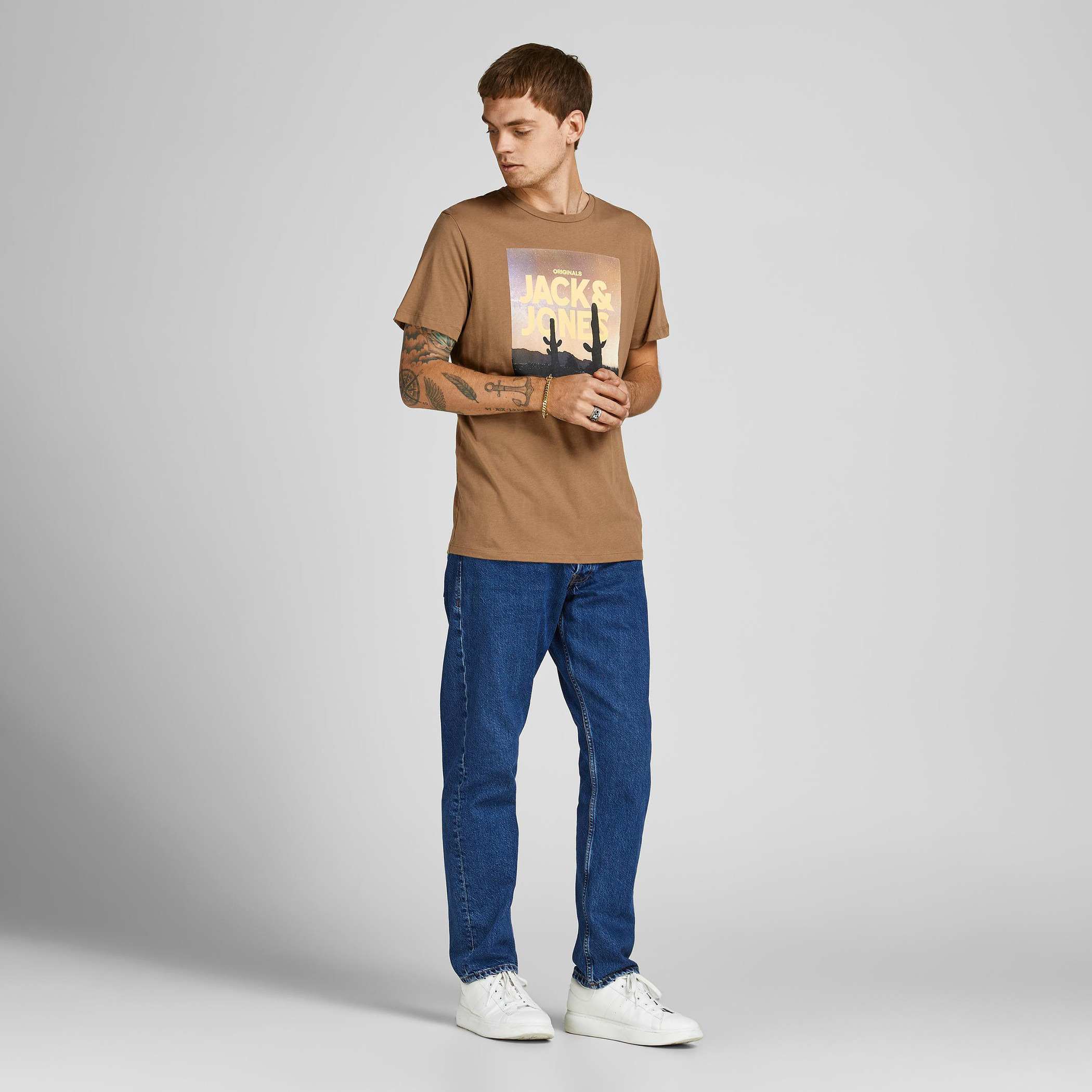 تيشيرت بياقة ضيقة وأكمام قصيرة وطبعات من جاك & جونز-men-clothing-tshirtsandpolos-tshirts-image-4