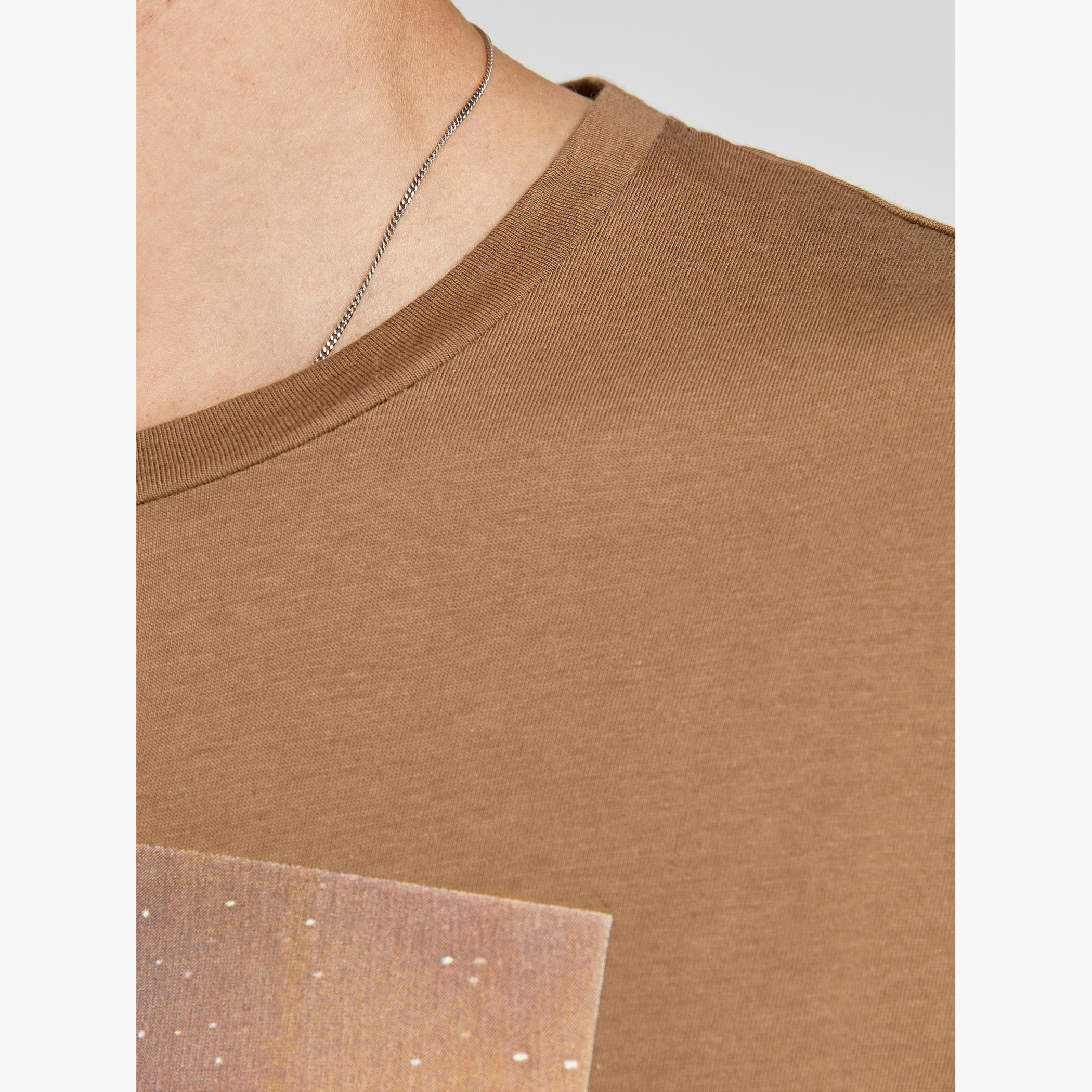 تيشيرت بياقة ضيقة وأكمام قصيرة وطبعات من جاك & جونز-men-clothing-tshirtsandpolos-tshirts-image-5