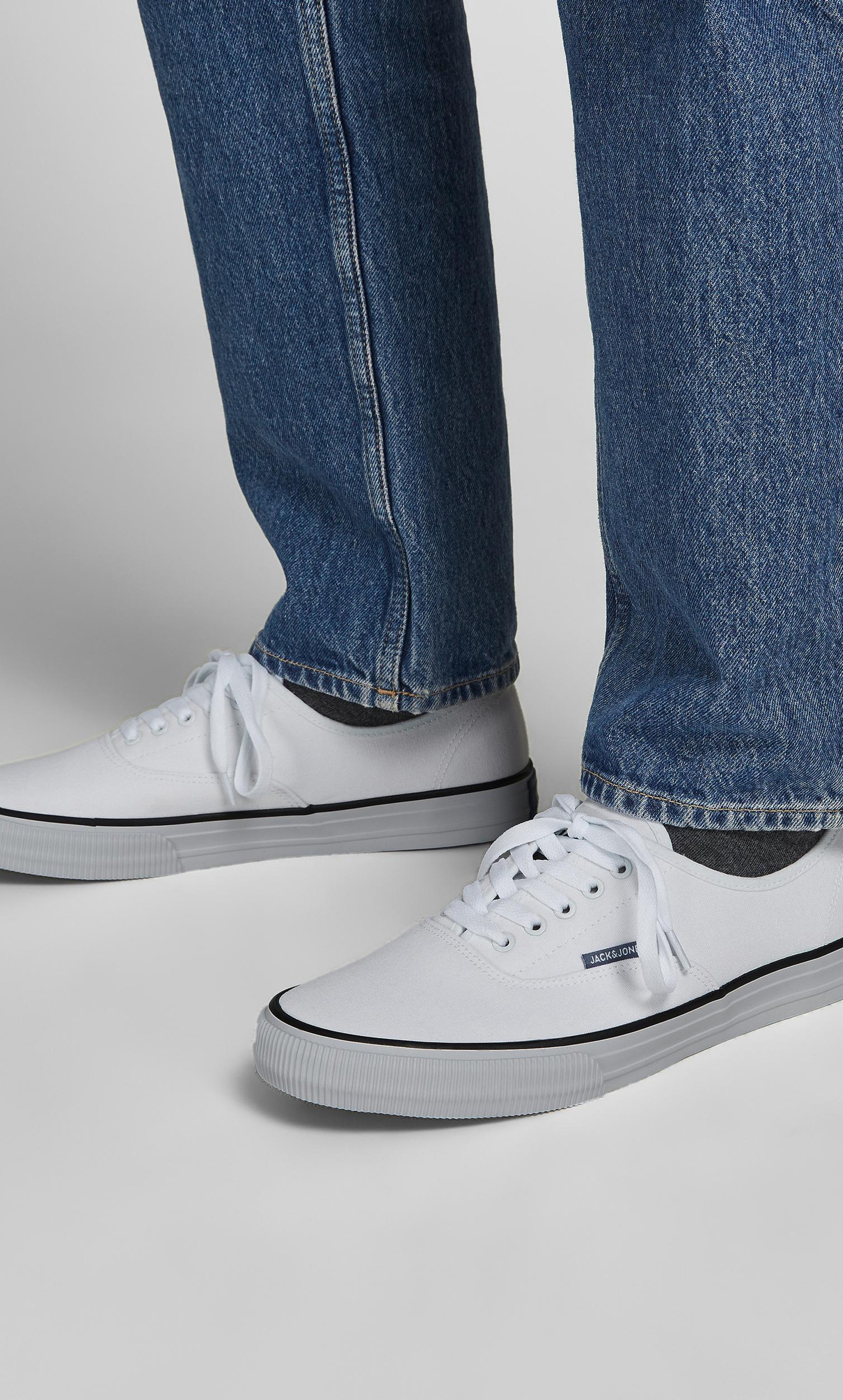 سنيكرز كاجوال ذو كانفاس من جاك آند جونز للرجال  12201283-men-shoes-sneakers-image-5