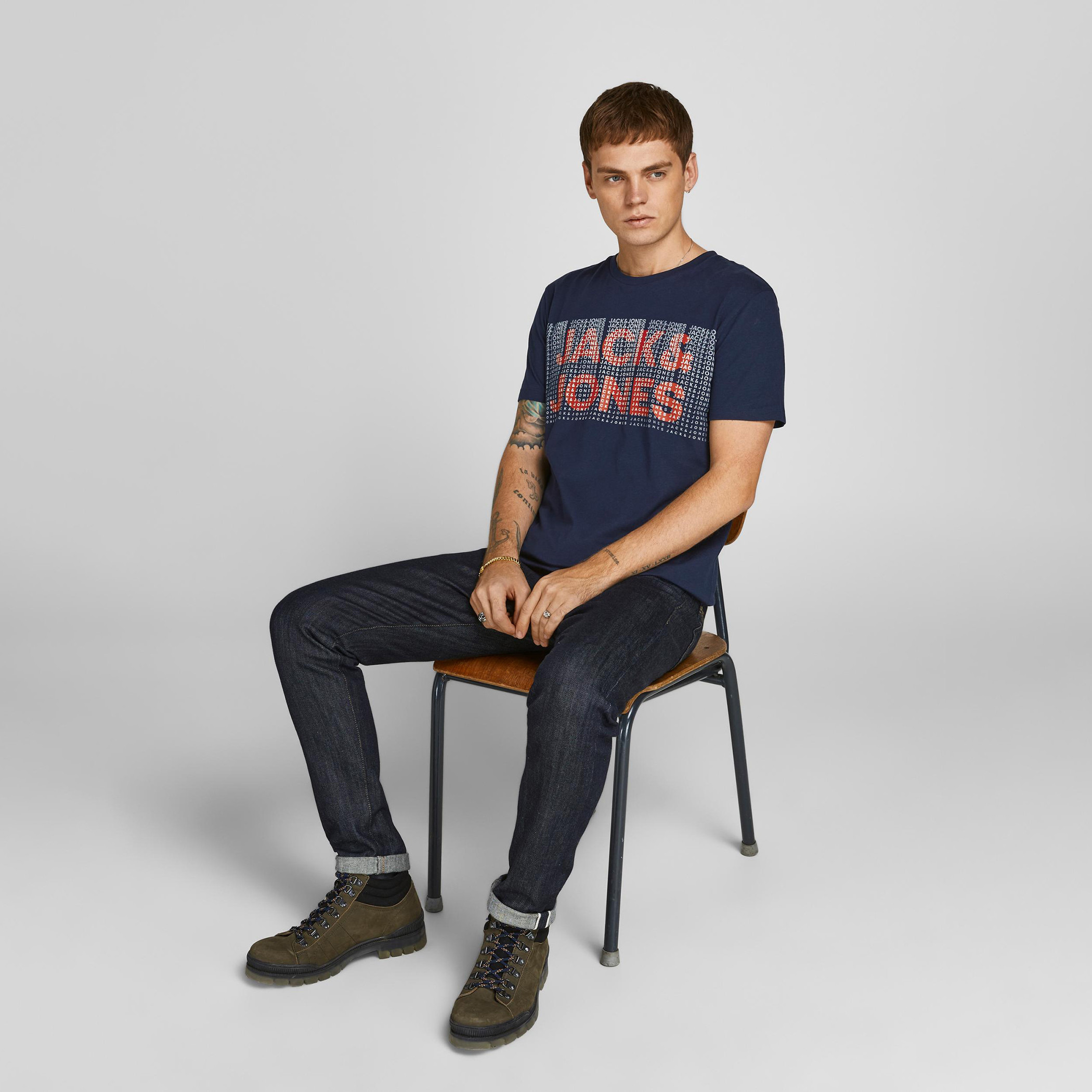 تيشيرت بياقة ضيّقة وأكمام قصيرة وطبعات من جاك & جونز-men-clothing-tshirtsandpolos-tshirts-image-2