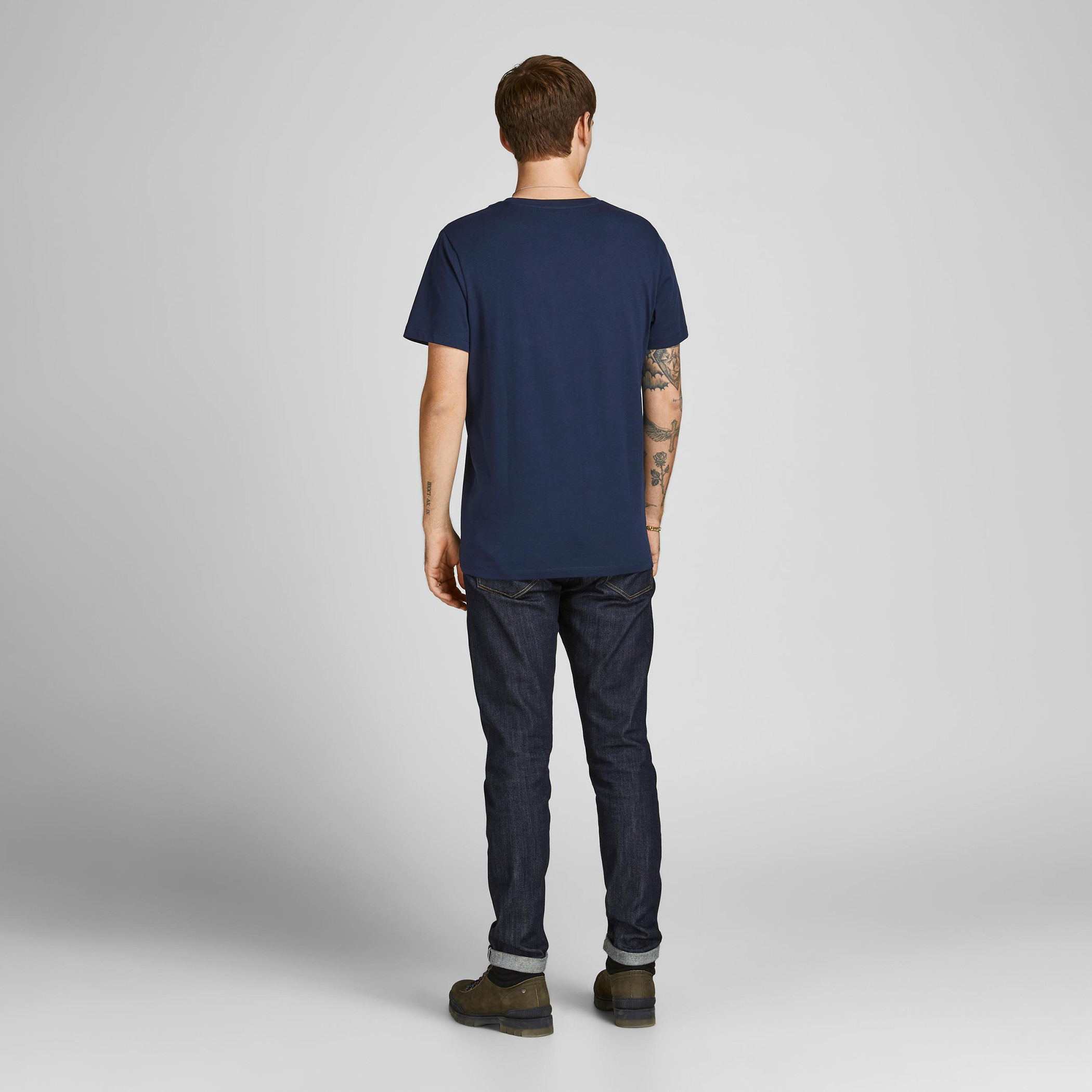 تيشيرت بياقة ضيّقة وأكمام قصيرة وطبعات من جاك & جونز-men-clothing-tshirtsandpolos-tshirts-image-3