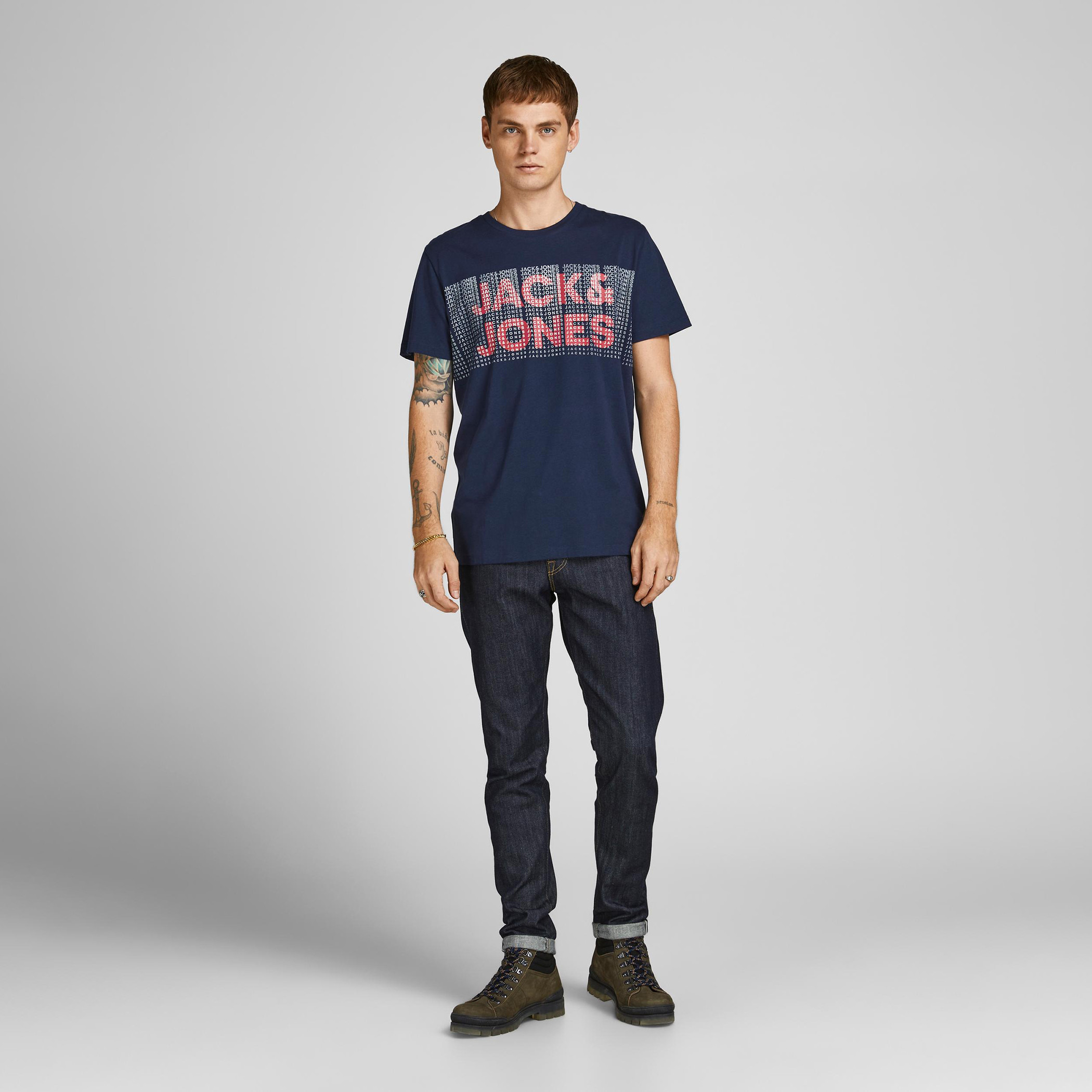 تيشيرت بياقة ضيّقة وأكمام قصيرة وطبعات من جاك & جونز-men-clothing-tshirtsandpolos-tshirts-image-4
