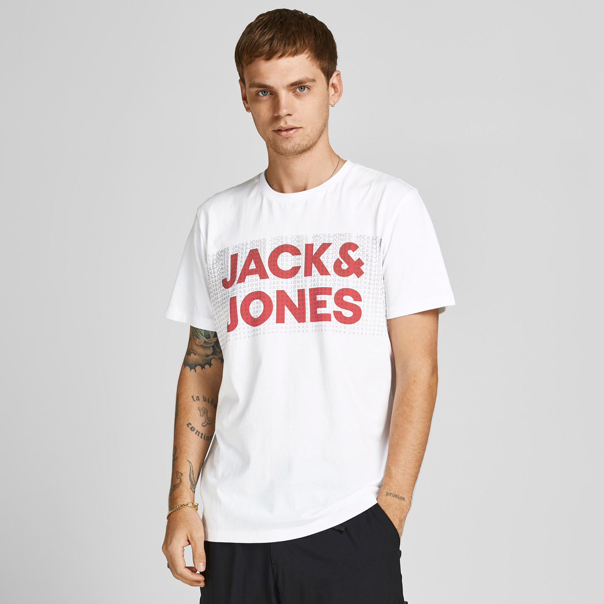 تيشيرت بياقة ضيّقة وأكمام قصيرة وطبعات من جاك & جونز-men-clothing-tshirtsandpolos-tshirts-image-1