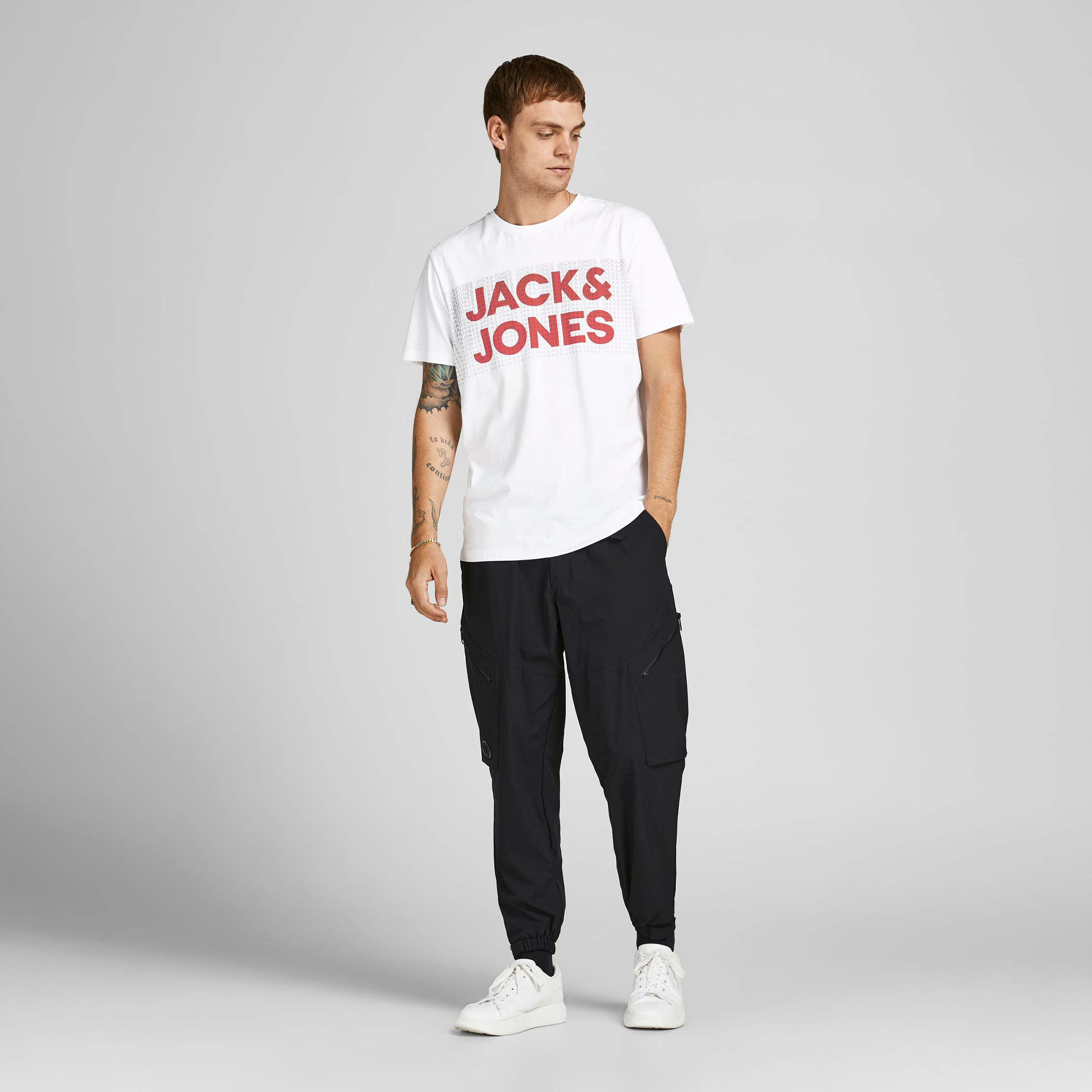 تيشيرت بياقة ضيّقة وأكمام قصيرة وطبعات من جاك & جونز-men-clothing-tshirtsandpolos-tshirts-image-4