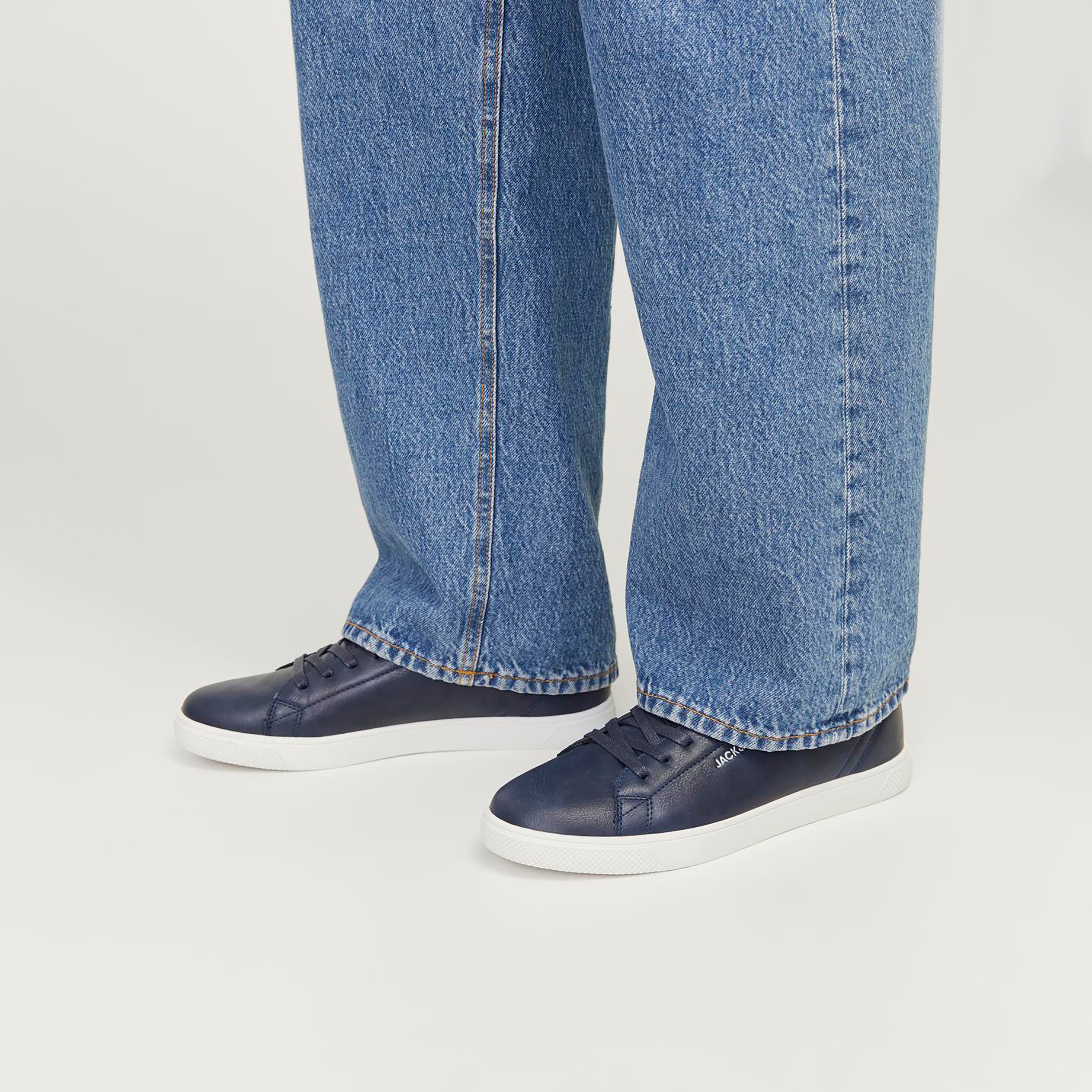 حذاء رياضي رجالي برباط علوي منخفض من جاك آند جونز | 12203642-men-shoes-sneakers-image-12