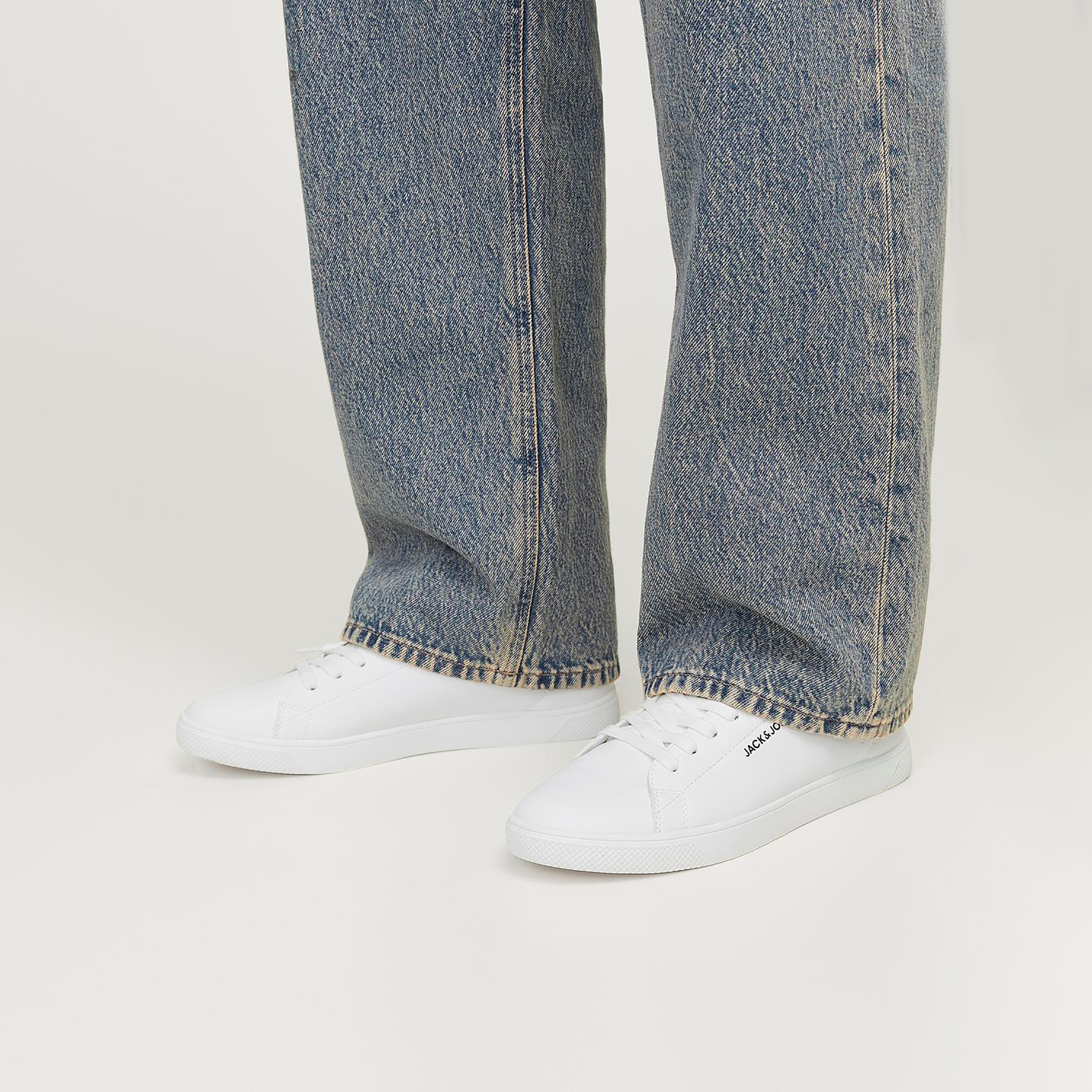 حذاء رياضي رجالي برباط علوي منخفض من جاك آند جونز | 12203642-men-shoes-sneakers-image-18
