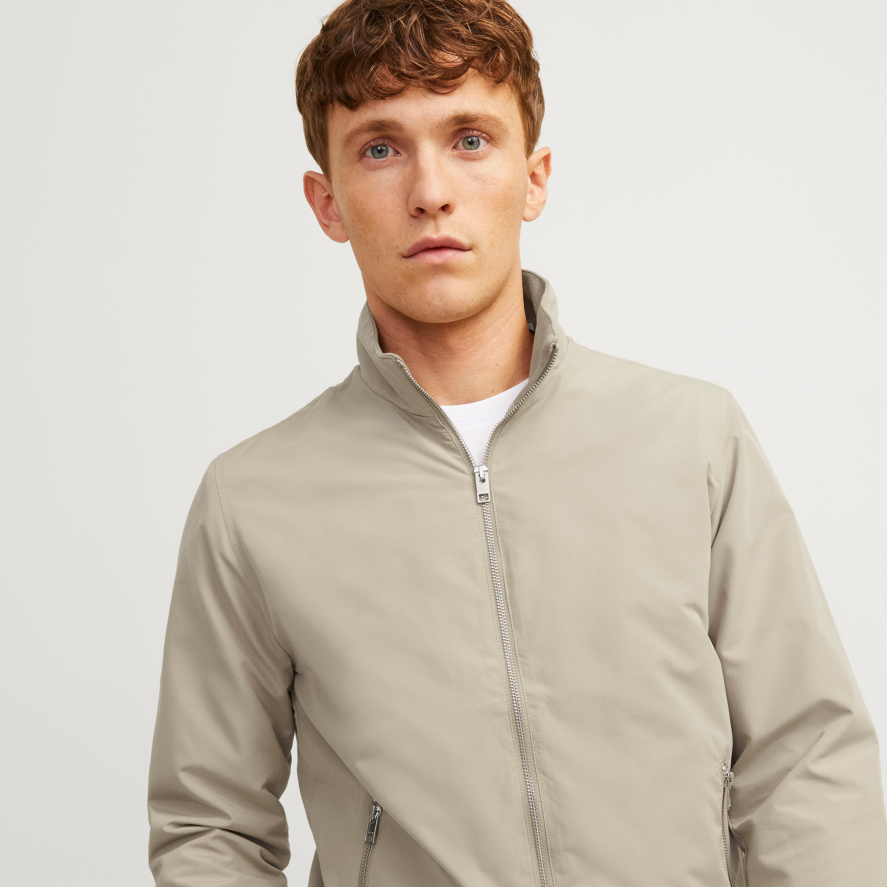 جاكيت بومبر رجالي جاك آند جونز سادة بياقة عالية قائمة وأكمام طويلة-men-clothing-jacketsandblazers-jackets-image-3