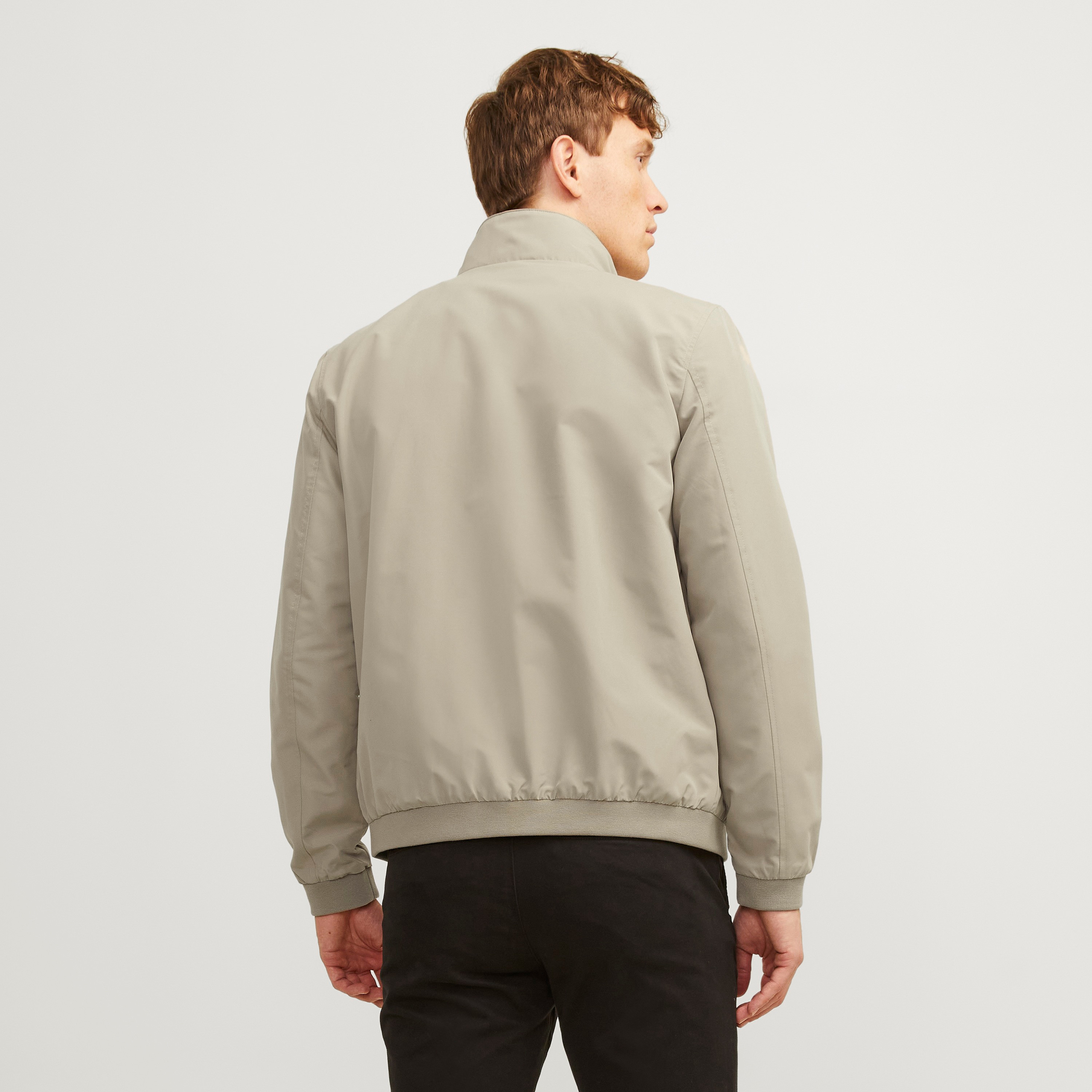 جاكيت بومبر رجالي جاك آند جونز سادة بياقة عالية قائمة وأكمام طويلة-men-clothing-jacketsandblazers-jackets-image-4