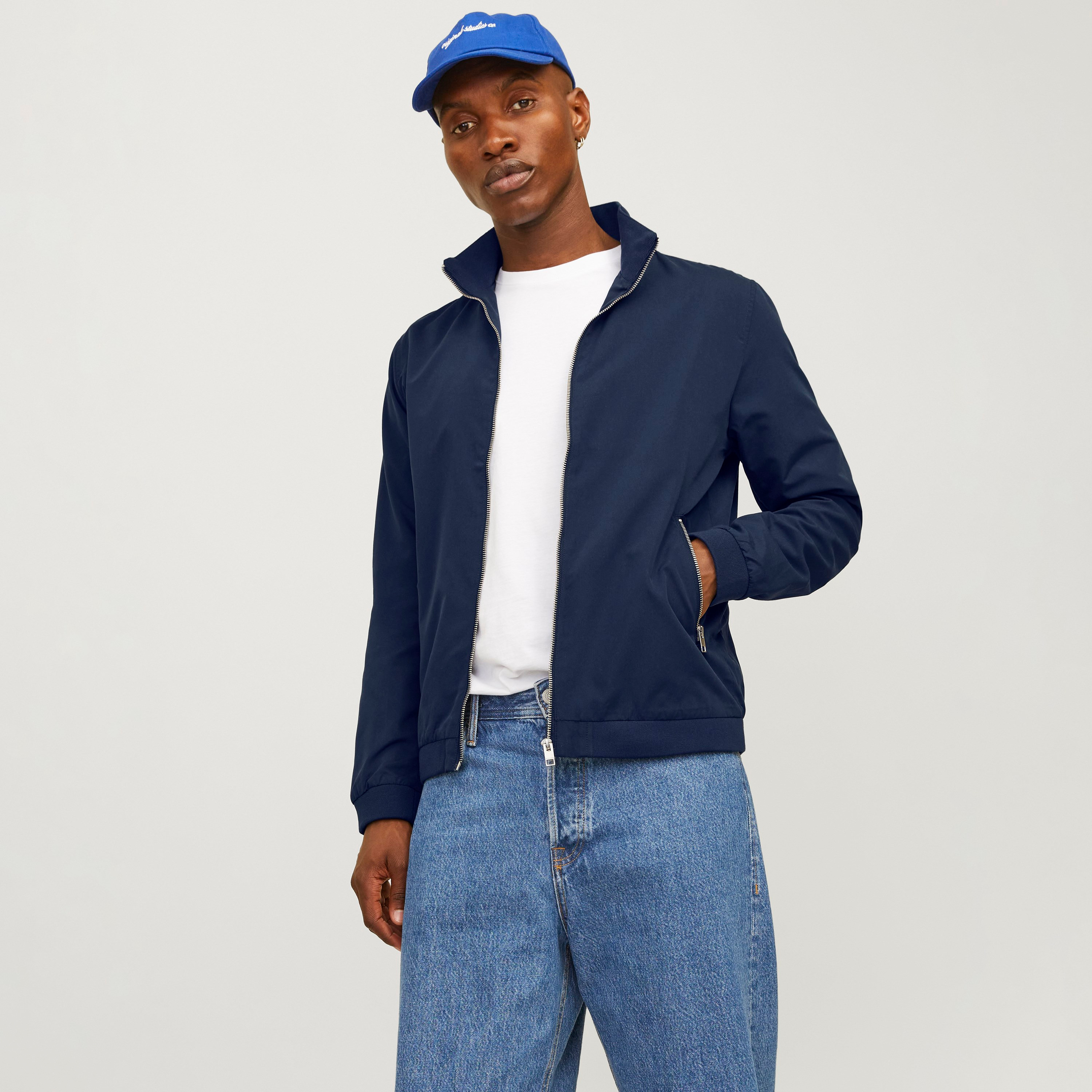 جاكيت بومبر رجالي جاك آند جونز سادة بياقة عالية قائمة وأكمام طويلة-men-clothing-jacketsandblazers-jackets-image-5