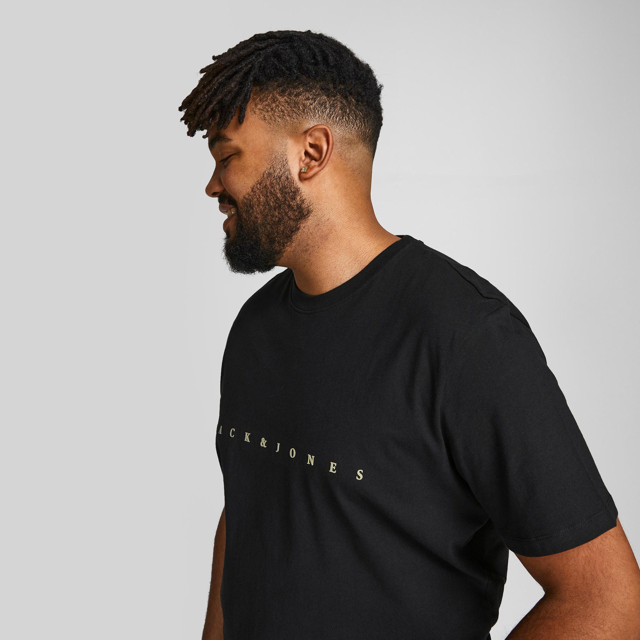 تيشيرت بياقة ضيقة وأكمام قصيرة وطبعات من جاك آند جونز-men-clothing-tshirtsandpolos-tshirts-image-5