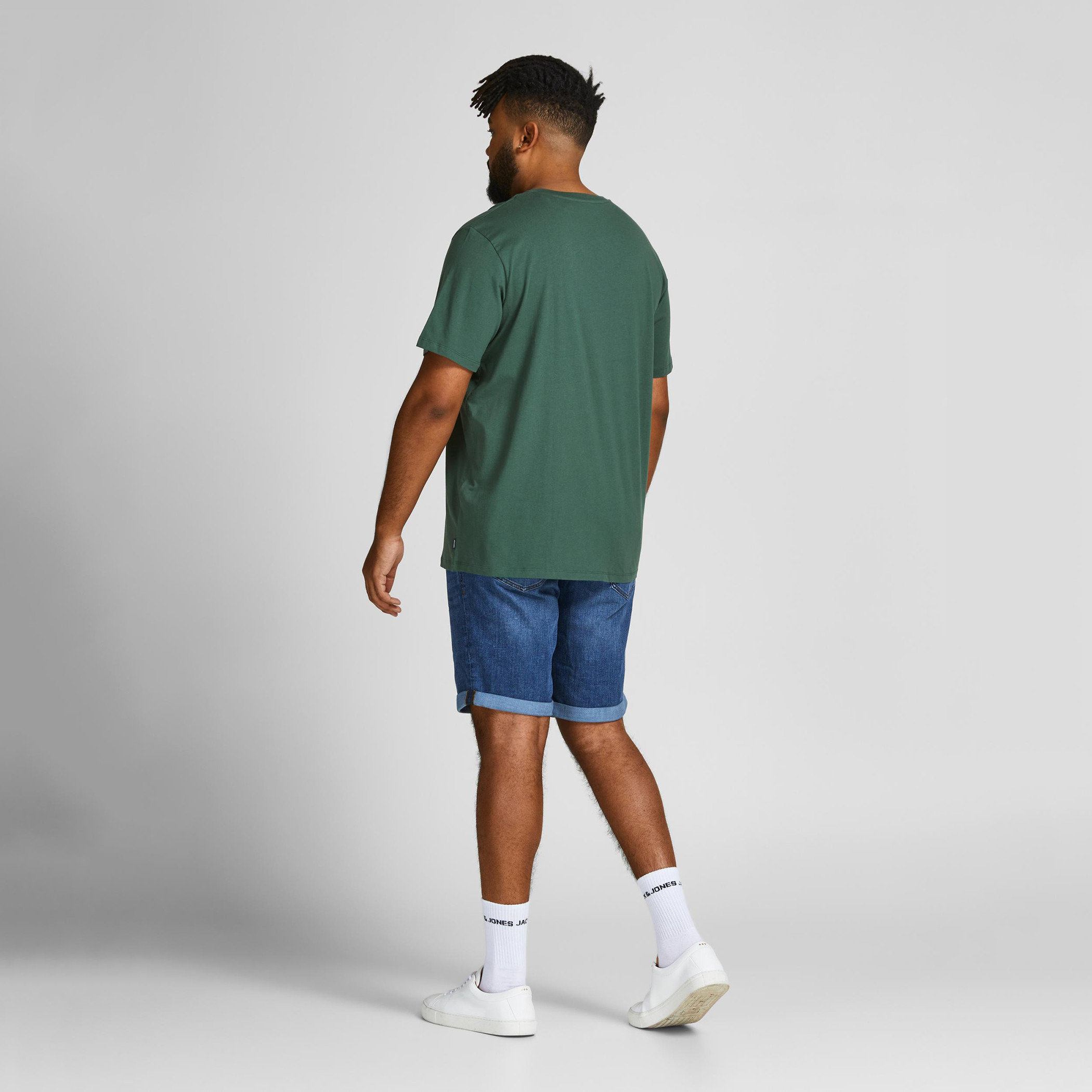 تيشيرت بياقة ضيقة وأكمام قصيرة وطبعات من جاك آند جونز-men-clothing-tshirtsandpolos-tshirts-image-9