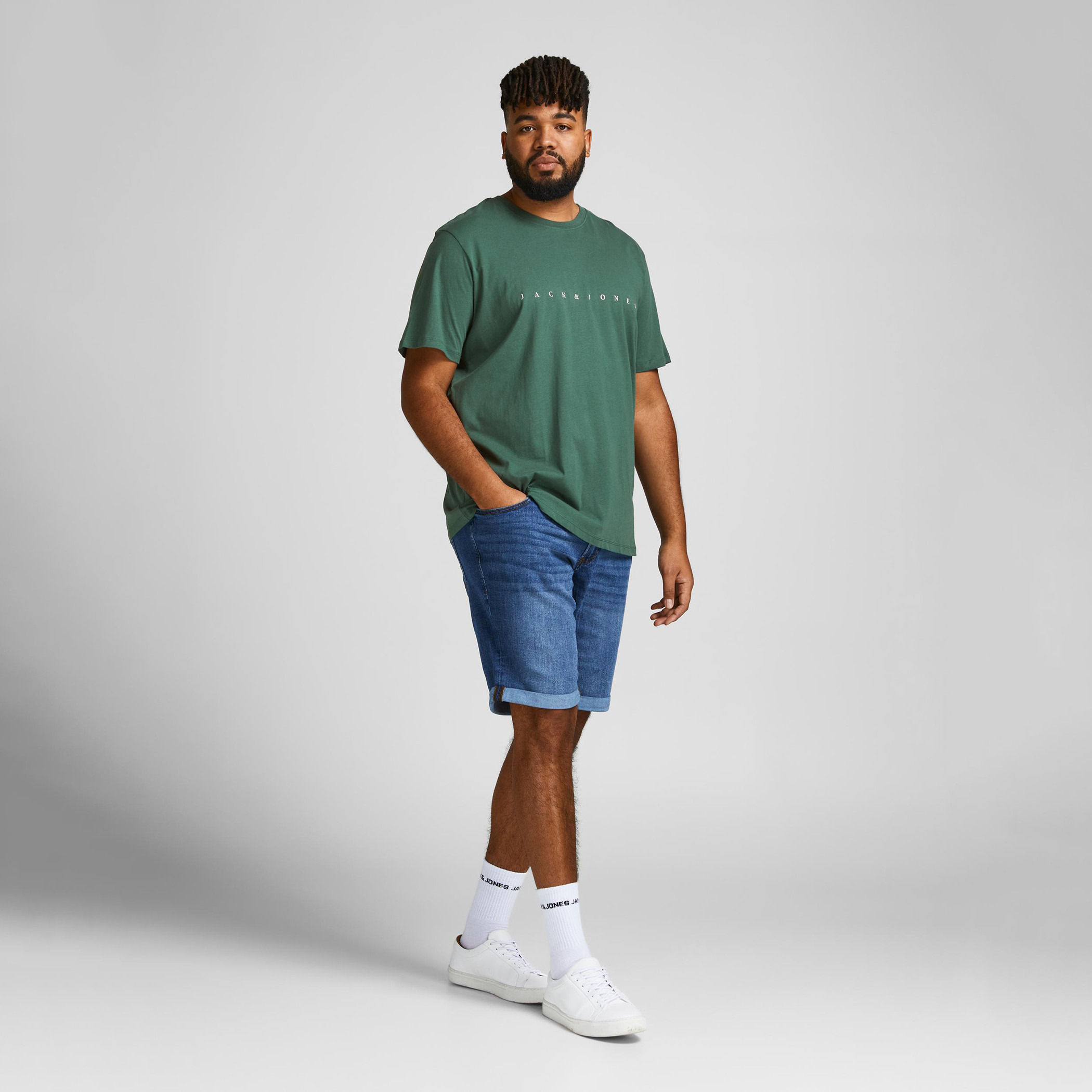 تيشيرت بياقة ضيقة وأكمام قصيرة وطبعات من جاك آند جونز-men-clothing-tshirtsandpolos-tshirts-image-10