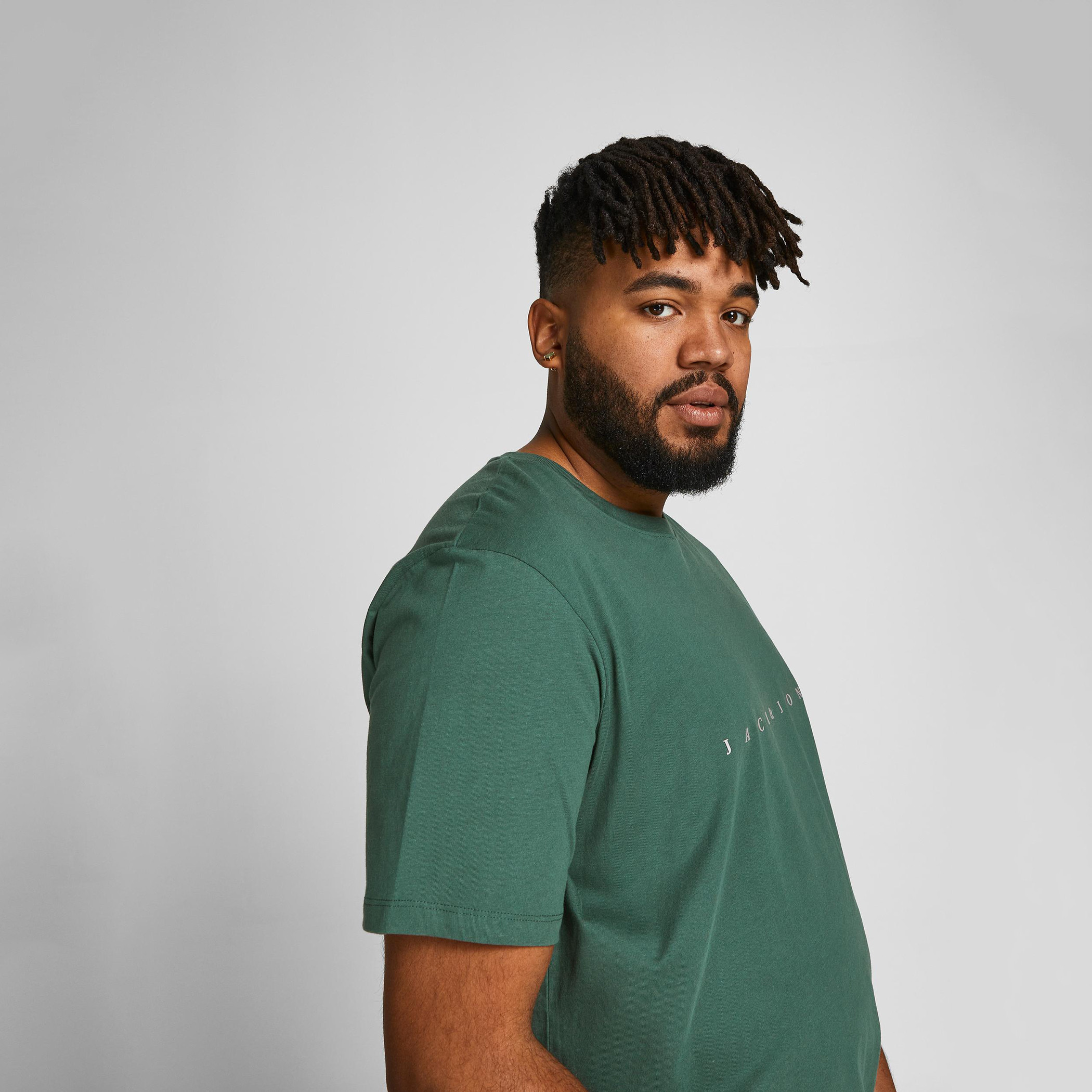 تيشيرت بياقة ضيقة وأكمام قصيرة وطبعات من جاك آند جونز-men-clothing-tshirtsandpolos-tshirts-image-11