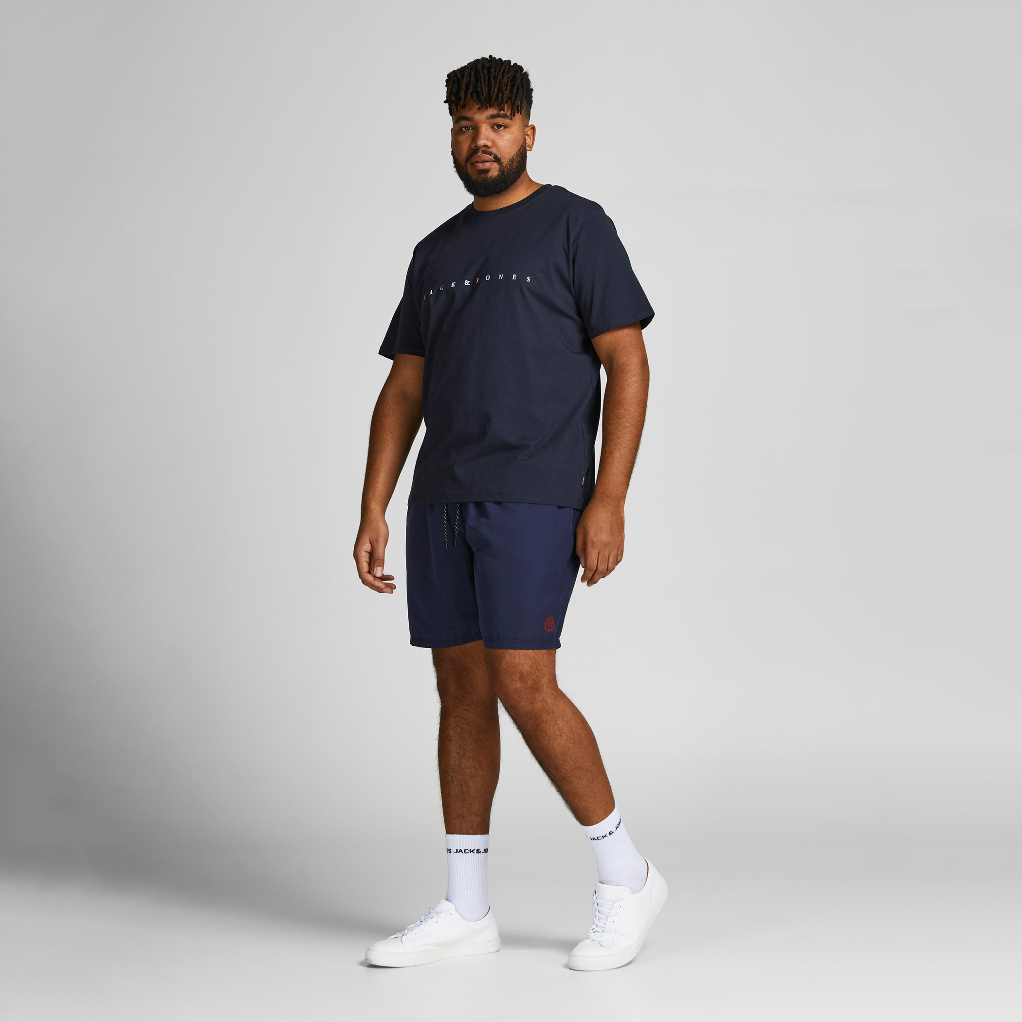 تيشيرت بياقة ضيقة وأكمام قصيرة وطبعات من جاك آند جونز-men-clothing-tshirtsandpolos-tshirts-image-15