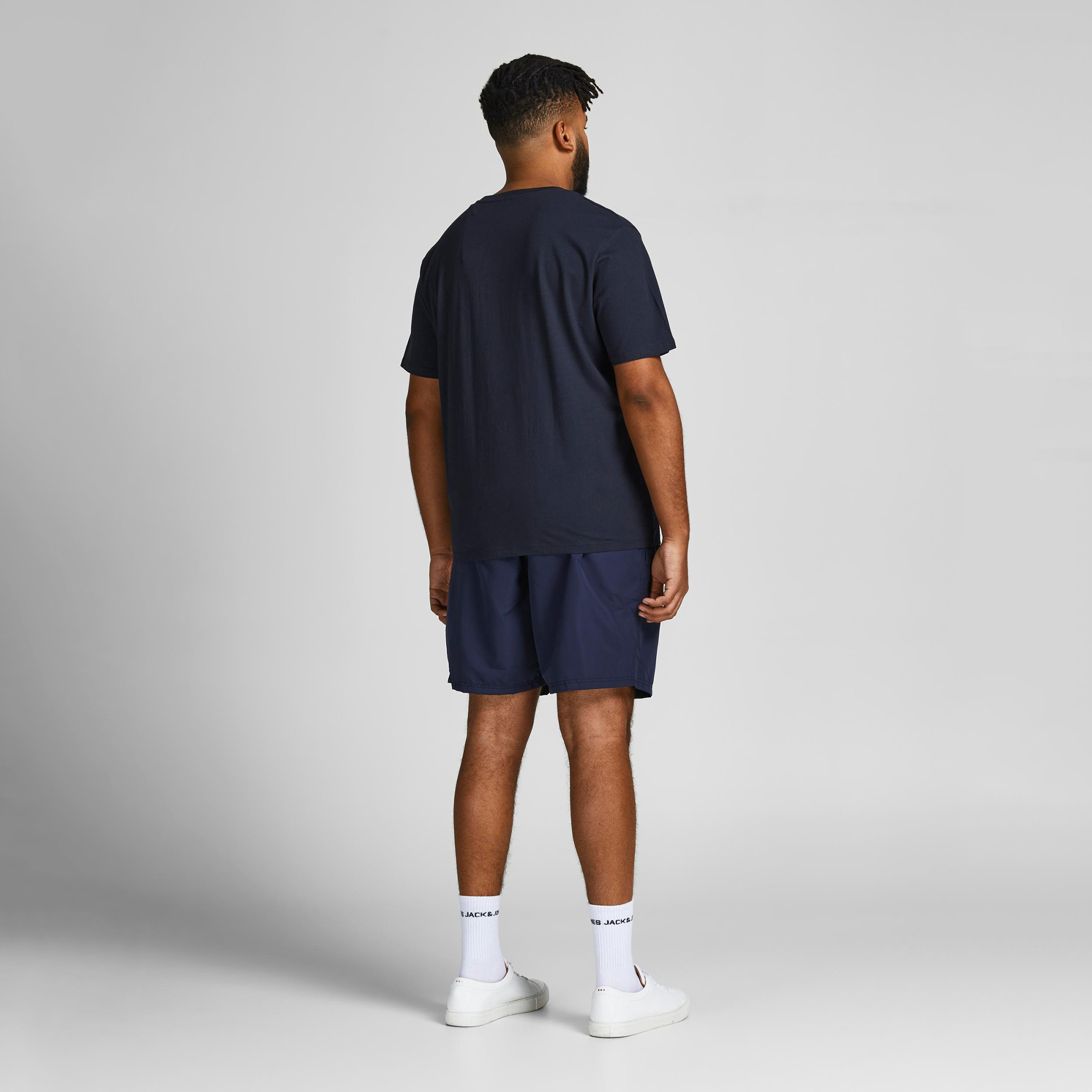 تيشيرت بياقة ضيقة وأكمام قصيرة وطبعات من جاك آند جونز-men-clothing-tshirtsandpolos-tshirts-image-16