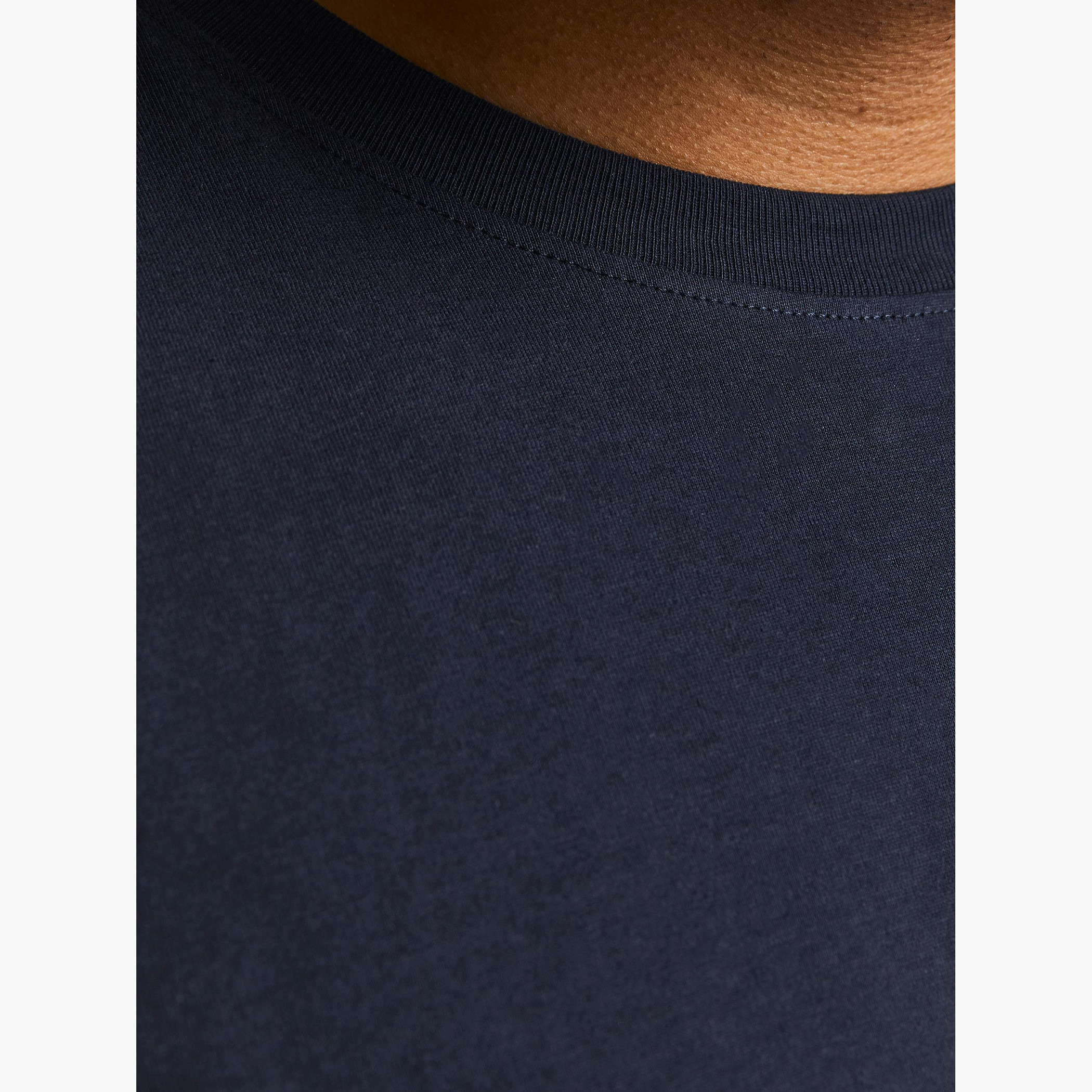 تيشيرت بياقة ضيقة وأكمام قصيرة وطبعات من جاك آند جونز-men-clothing-tshirtsandpolos-tshirts-image-17