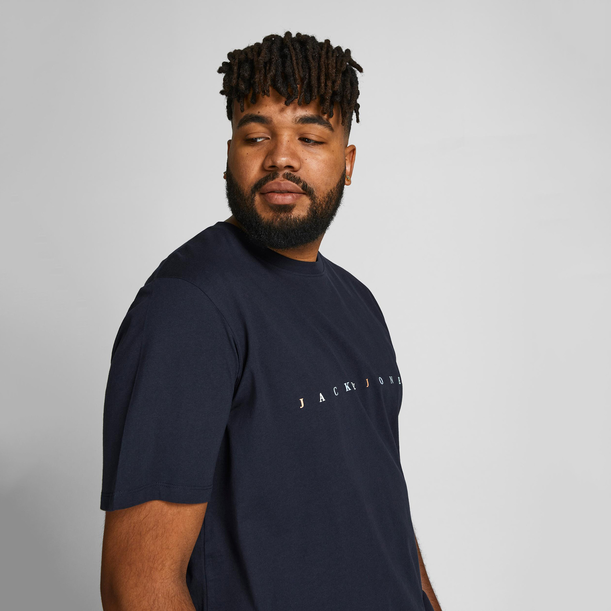 تيشيرت بياقة ضيقة وأكمام قصيرة وطبعات من جاك آند جونز-men-clothing-tshirtsandpolos-tshirts-image-18