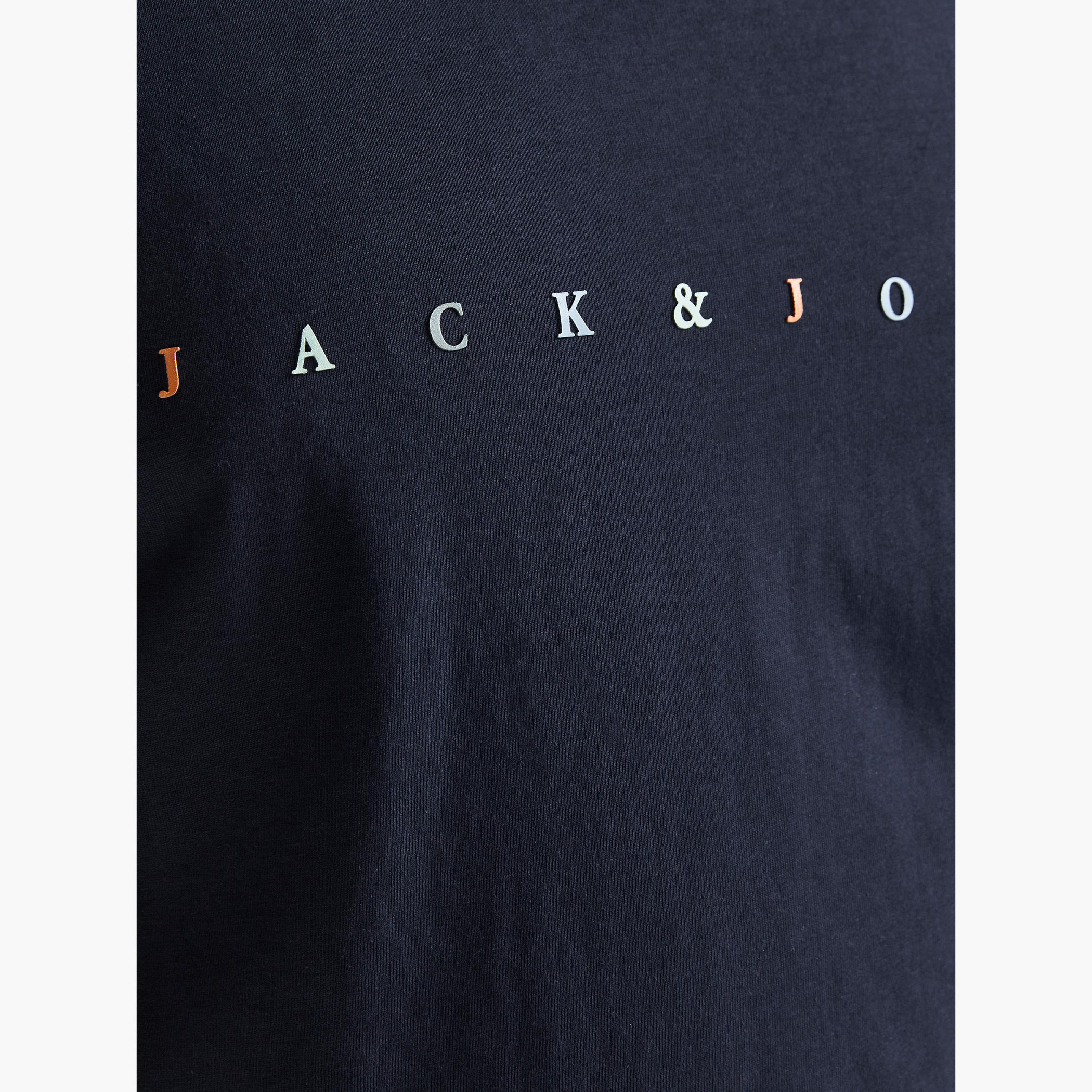 تيشيرت بياقة ضيقة وأكمام قصيرة وطبعات من جاك آند جونز-men-clothing-tshirtsandpolos-tshirts-image-19