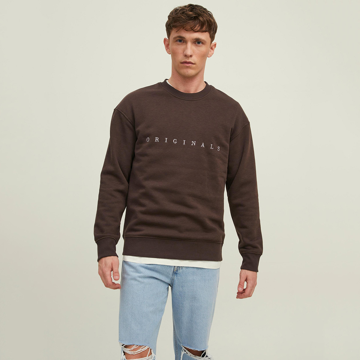 سويت شيرت جاك آند جونز رجالي بني مطرز برقبة مستديرة-men-winterwear-hoodiesandsweatshirts-image-1