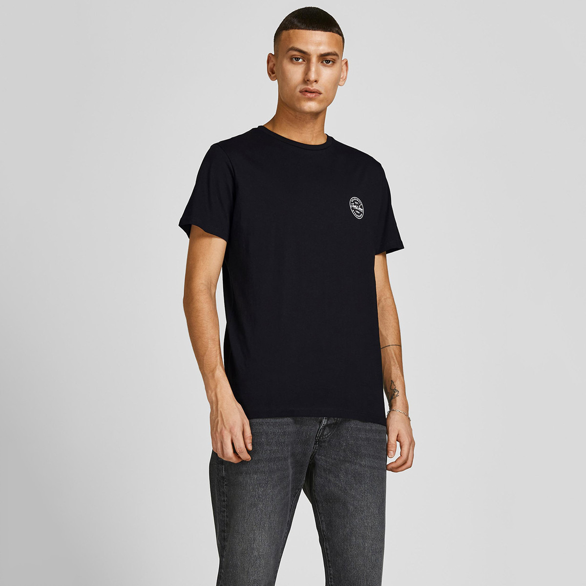 تي شيرت رجالي من جاك آند جونز بأكمام قصيرة و ياقة مستديرة و شعار مع لون اسود-men-clothing-tshirtsandpolos-tshirts-image-1