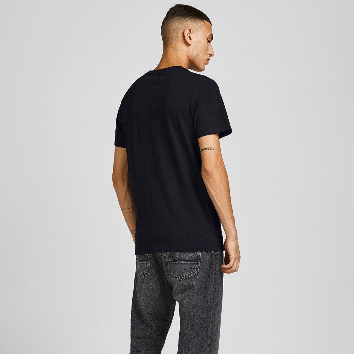 تي شيرت رجالي من جاك آند جونز بأكمام قصيرة و ياقة مستديرة و شعار مع لون اسود-men-clothing-tshirtsandpolos-tshirts-image-2