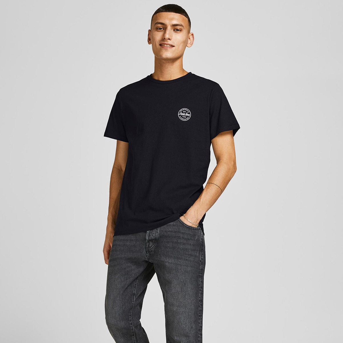 تي شيرت رجالي من جاك آند جونز بأكمام قصيرة و ياقة مستديرة و شعار مع لون اسود-men-clothing-tshirtsandpolos-tshirts-image-4