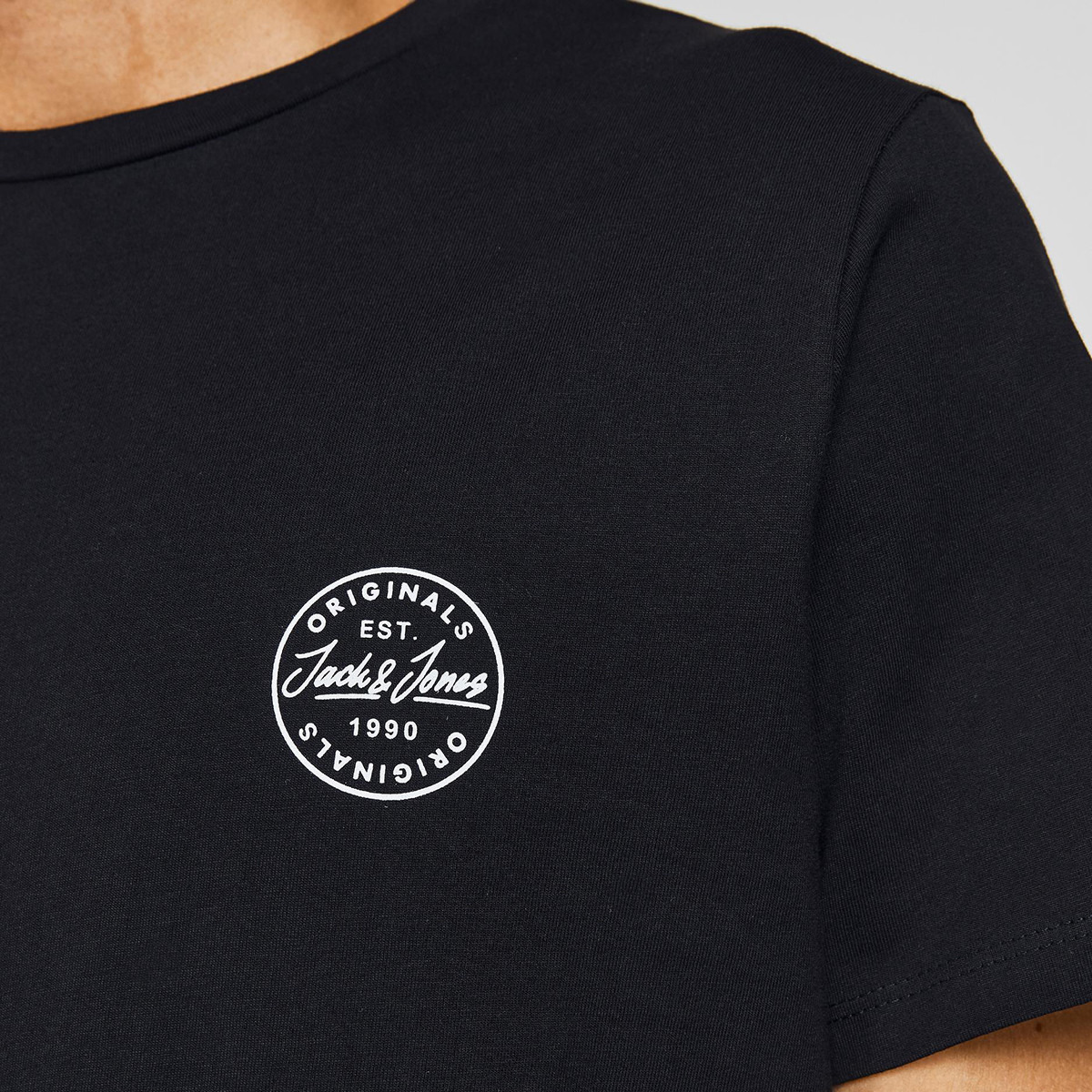 تي شيرت رجالي من جاك آند جونز بأكمام قصيرة و ياقة مستديرة و شعار مع لون اسود-men-clothing-tshirtsandpolos-tshirts-image-5