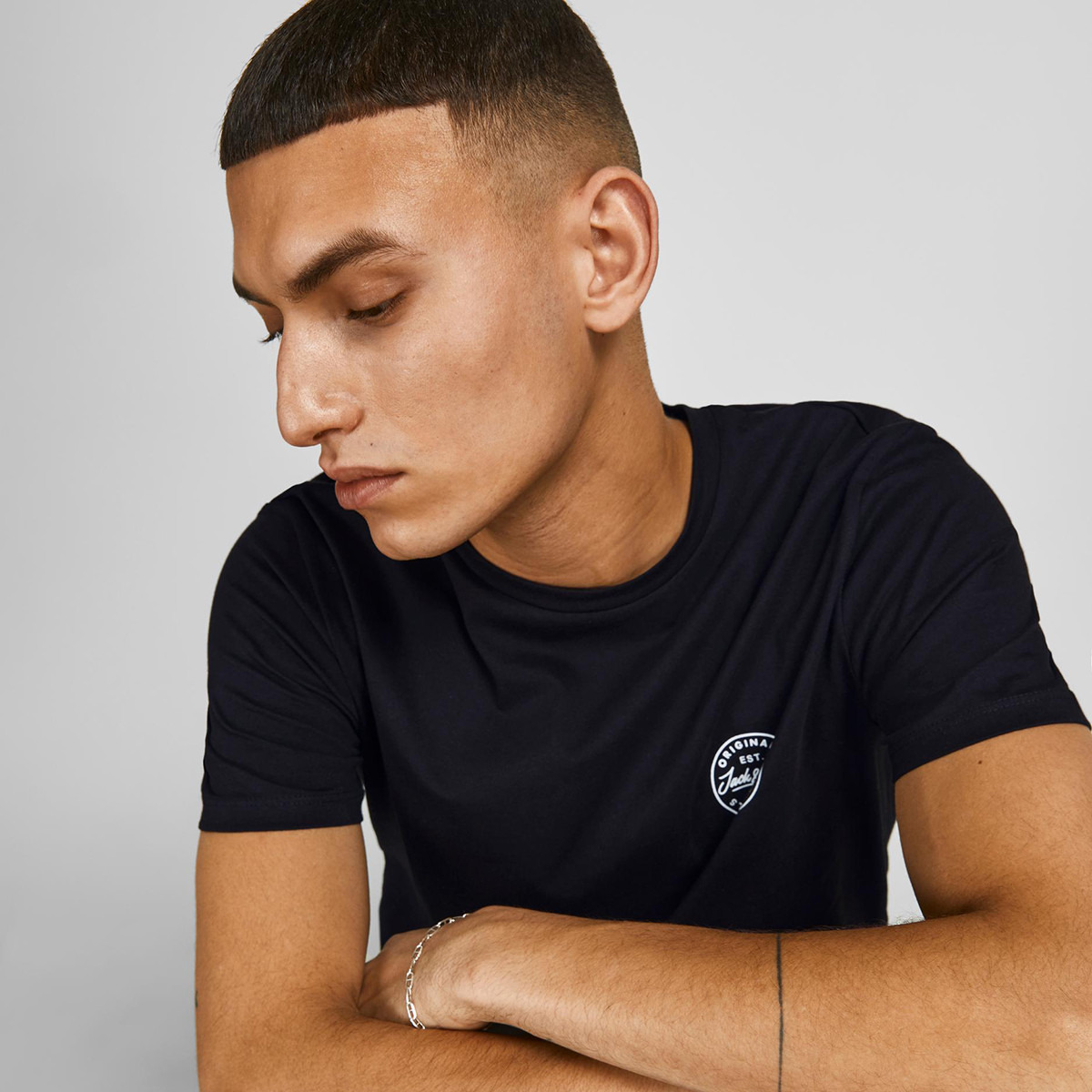 تي شيرت رجالي من جاك آند جونز بأكمام قصيرة و ياقة مستديرة و شعار مع لون اسود-men-clothing-tshirtsandpolos-tshirts-image-7