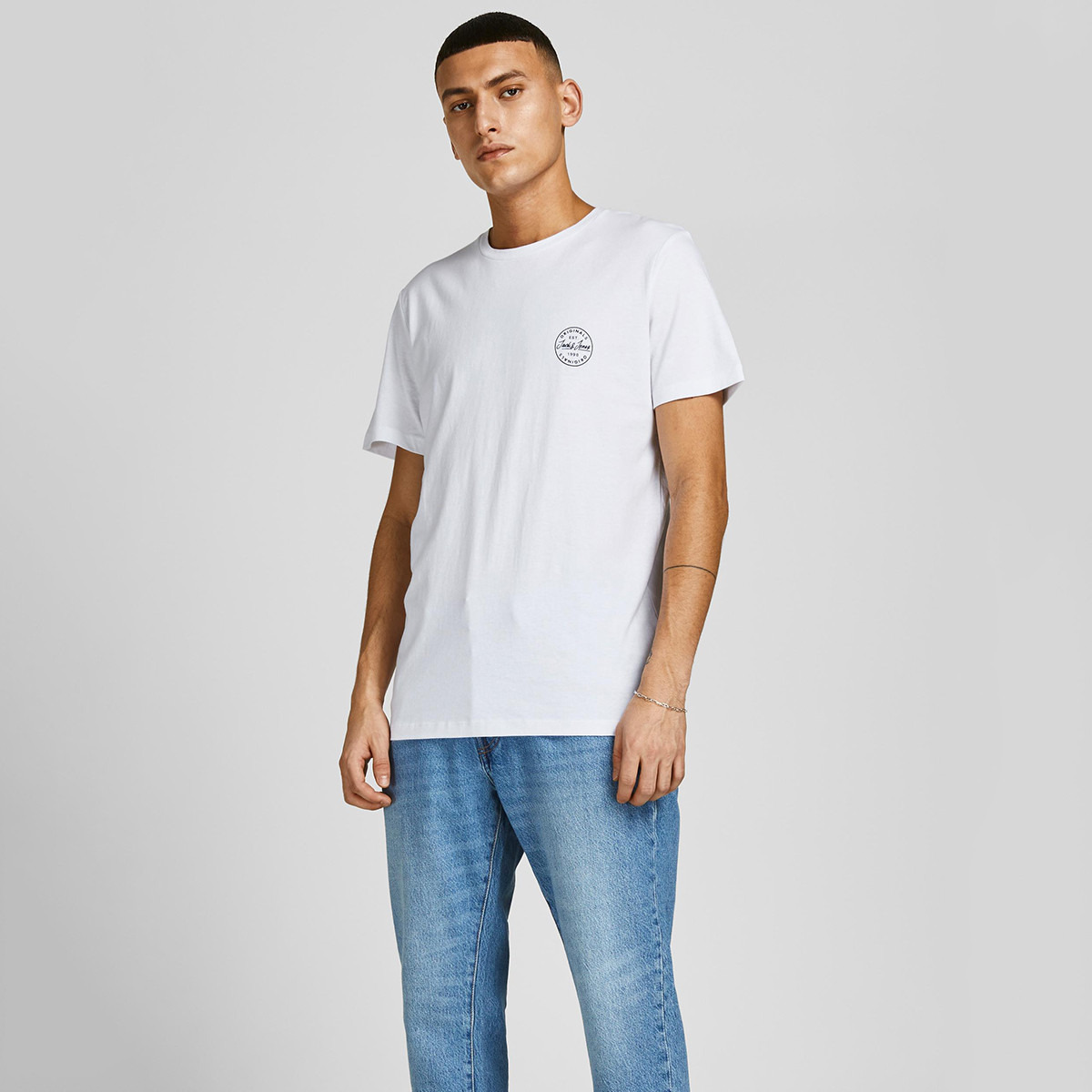 تي شيرت رجالي من جاك آند جونز بأكمام قصيرة و ياقة مستديرة و شعار مع لون ابیض-men-clothing-tshirtsandpolos-tshirts-image-1