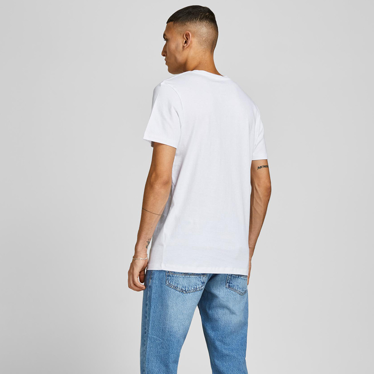 تي شيرت رجالي من جاك آند جونز بأكمام قصيرة و ياقة مستديرة و شعار مع لون ابیض-men-clothing-tshirtsandpolos-tshirts-image-2