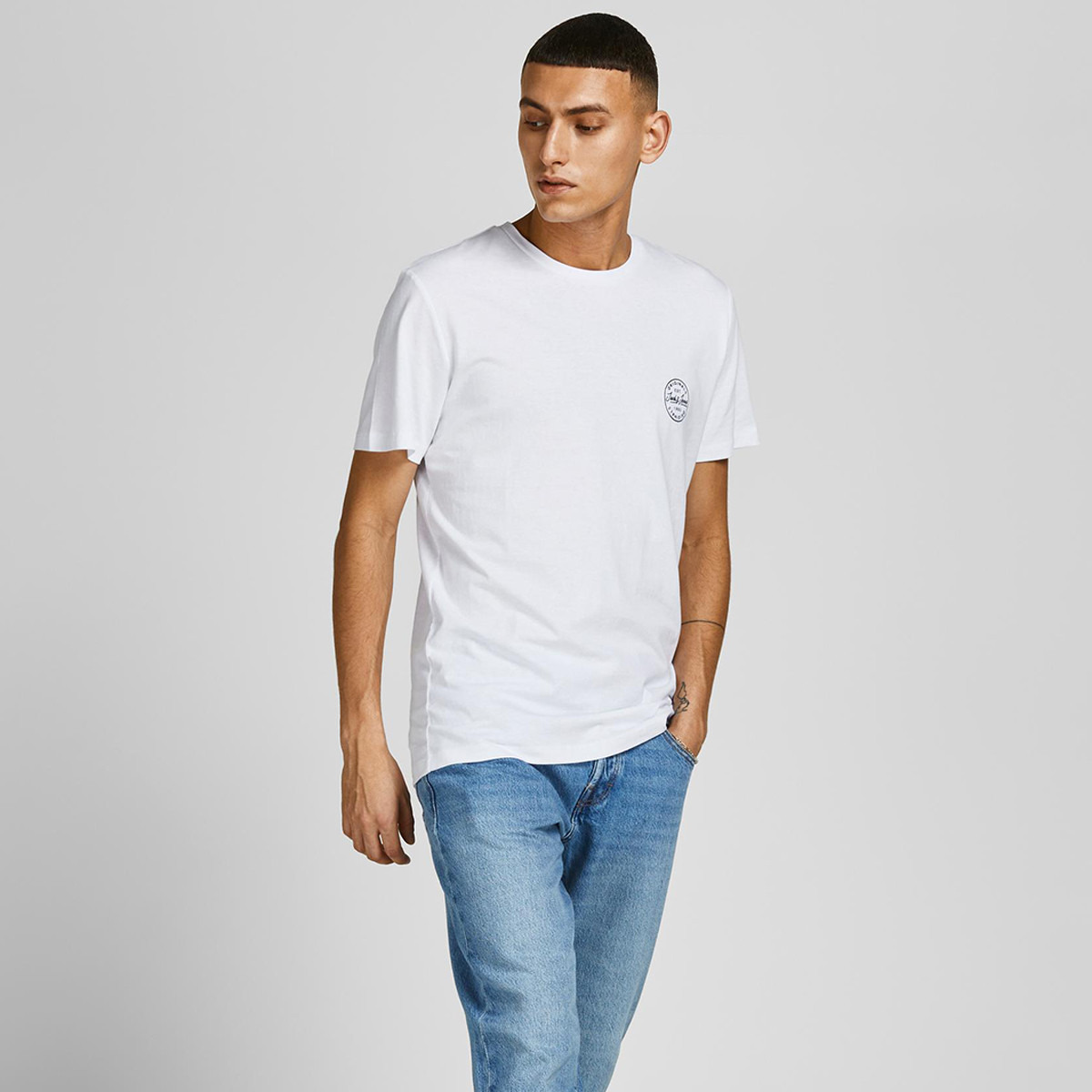 تي شيرت رجالي من جاك آند جونز بأكمام قصيرة و ياقة مستديرة و شعار مع لون ابیض-men-clothing-tshirtsandpolos-tshirts-image-4