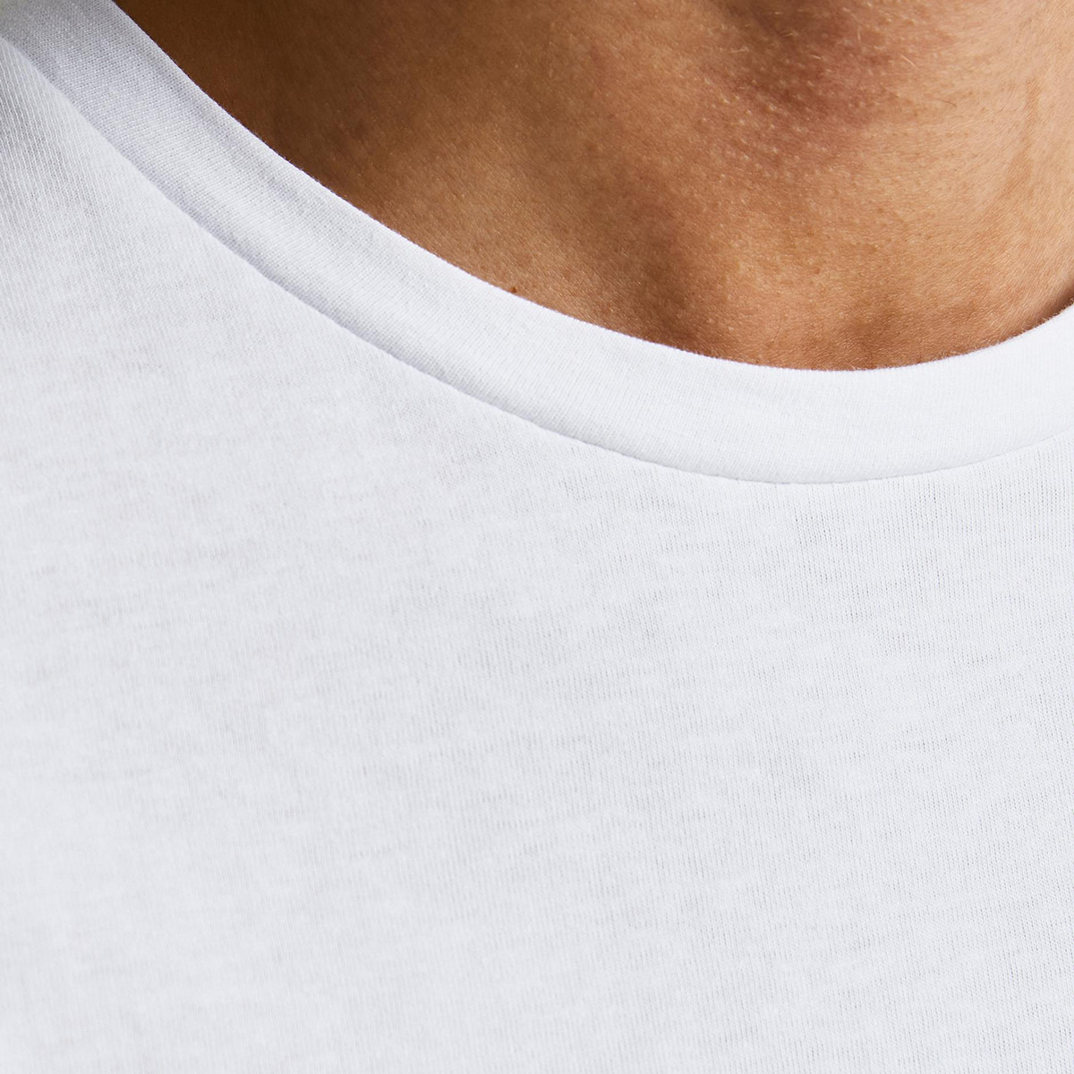 تي شيرت رجالي من جاك آند جونز بأكمام قصيرة و ياقة مستديرة و شعار مع لون ابیض-men-clothing-tshirtsandpolos-tshirts-image-6