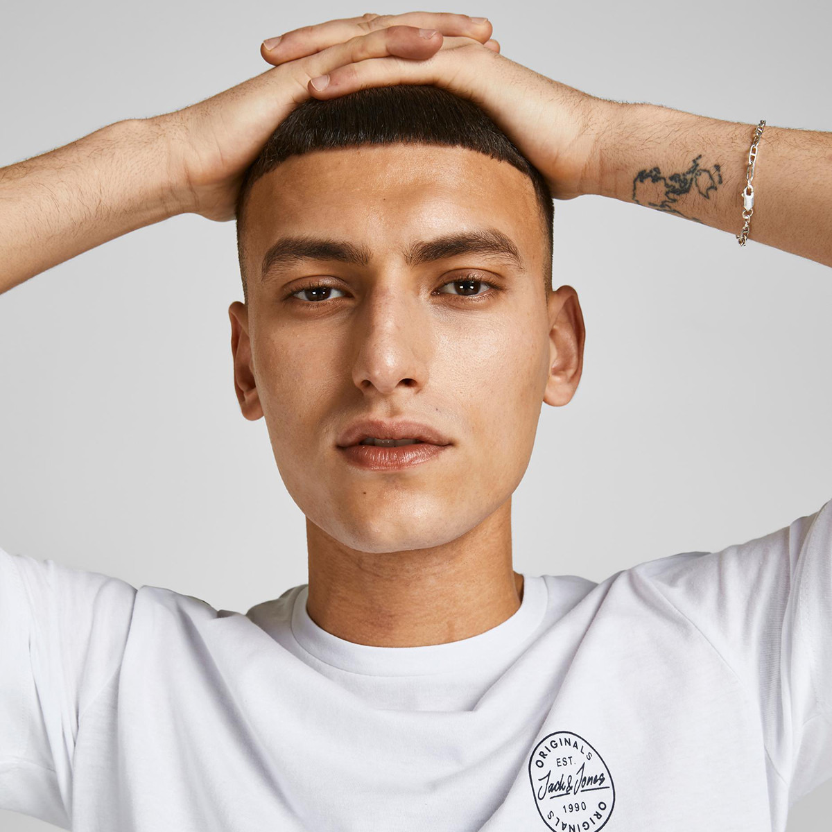 تي شيرت رجالي من جاك آند جونز بأكمام قصيرة و ياقة مستديرة و شعار مع لون ابیض-men-clothing-tshirtsandpolos-tshirts-image-7