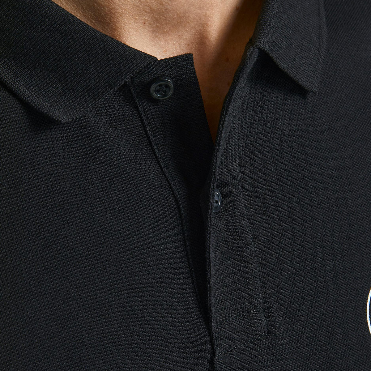 بولو تي شيرت رجالي من جاك آند جونز بأكمام قصيرة و تناسب سليم و مطبوع مع لون اسود-men-clothing-tshirtsandpolos-polos-image-7