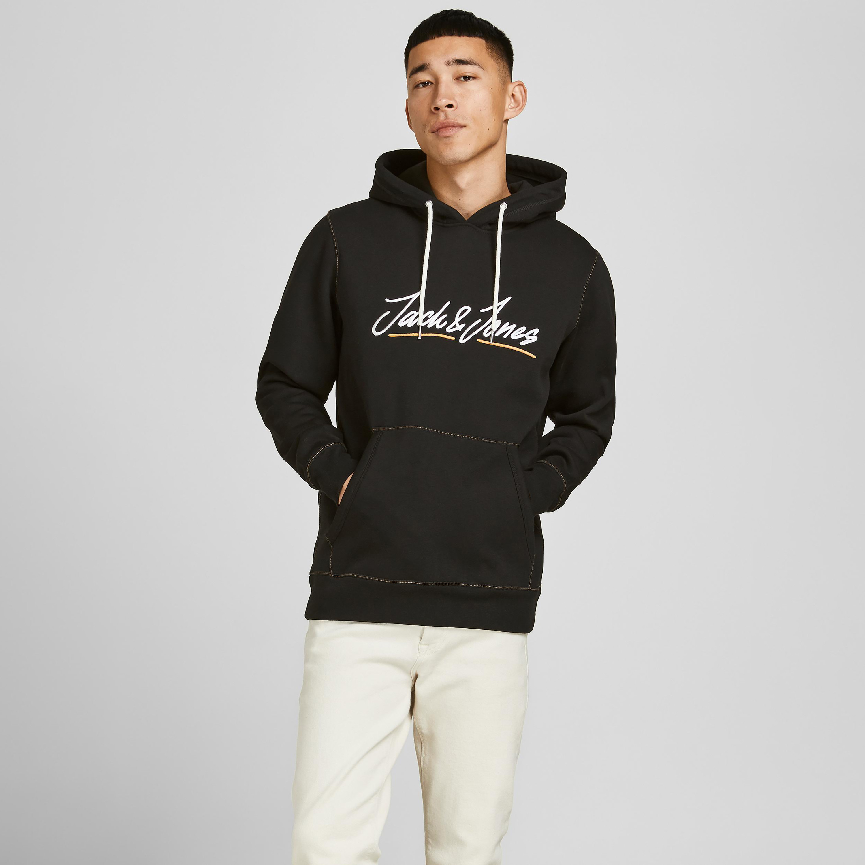 هودي جاك آند جونز بجيب كانغارو مع شعار بلون اسود للرجال-men-winterwear-hoodiesandsweatshirts-image-1