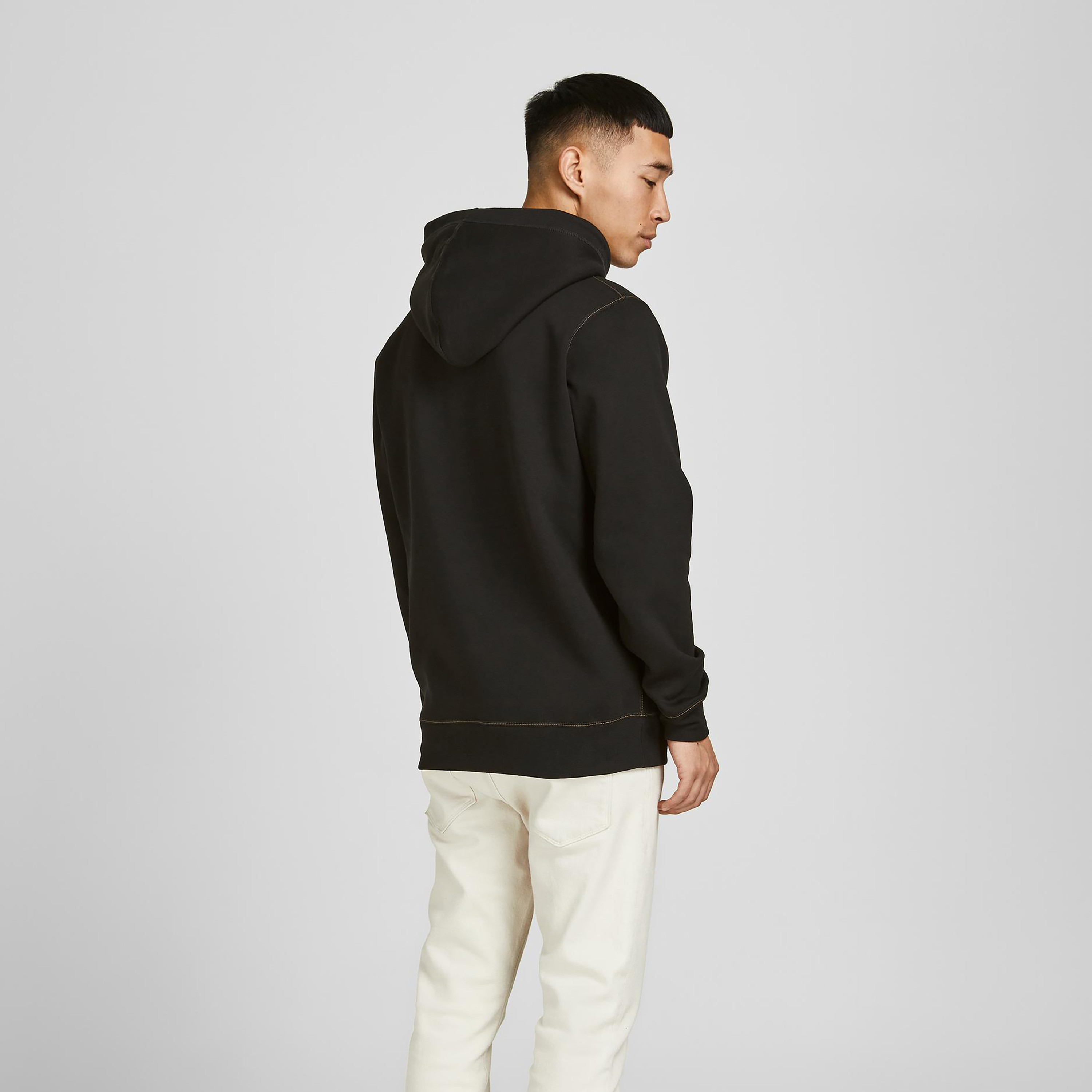 هودي جاك آند جونز بجيب كانغارو مع شعار بلون اسود للرجال-men-winterwear-hoodiesandsweatshirts-image-2
