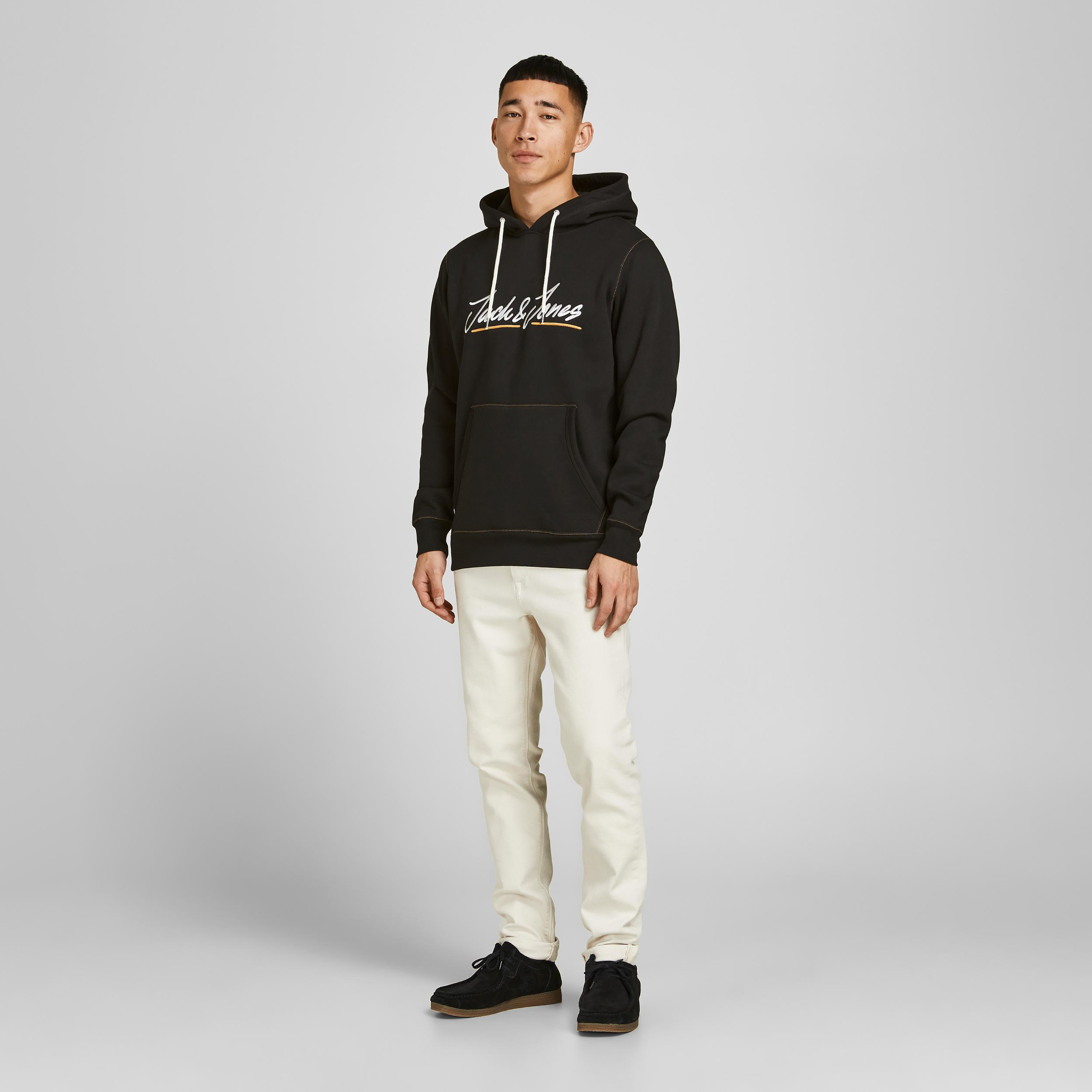 هودي جاك آند جونز بجيب كانغارو مع شعار بلون اسود للرجال-men-winterwear-hoodiesandsweatshirts-image-4