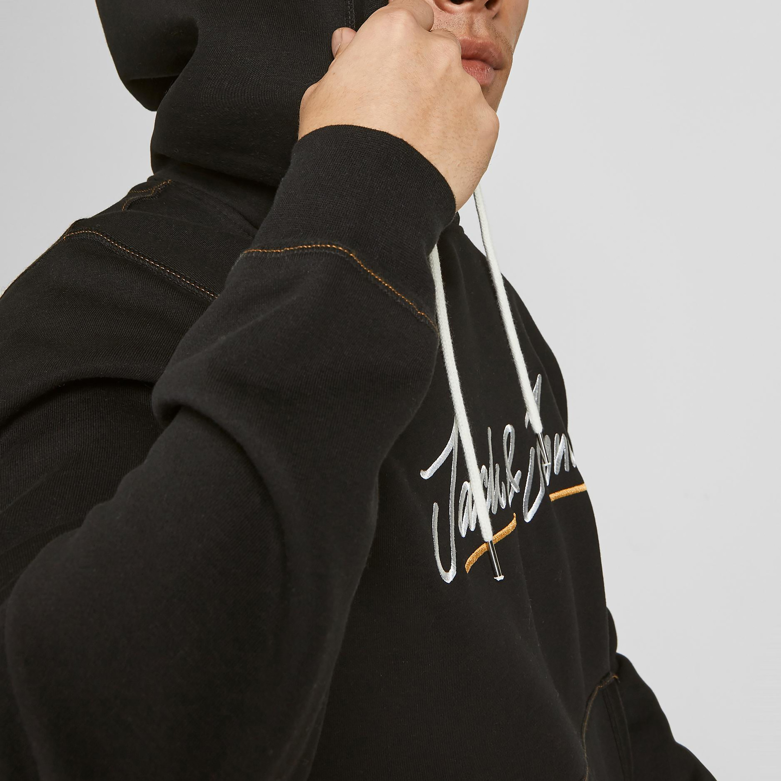 هودي جاك آند جونز بجيب كانغارو مع شعار بلون اسود للرجال-men-winterwear-hoodiesandsweatshirts-image-7