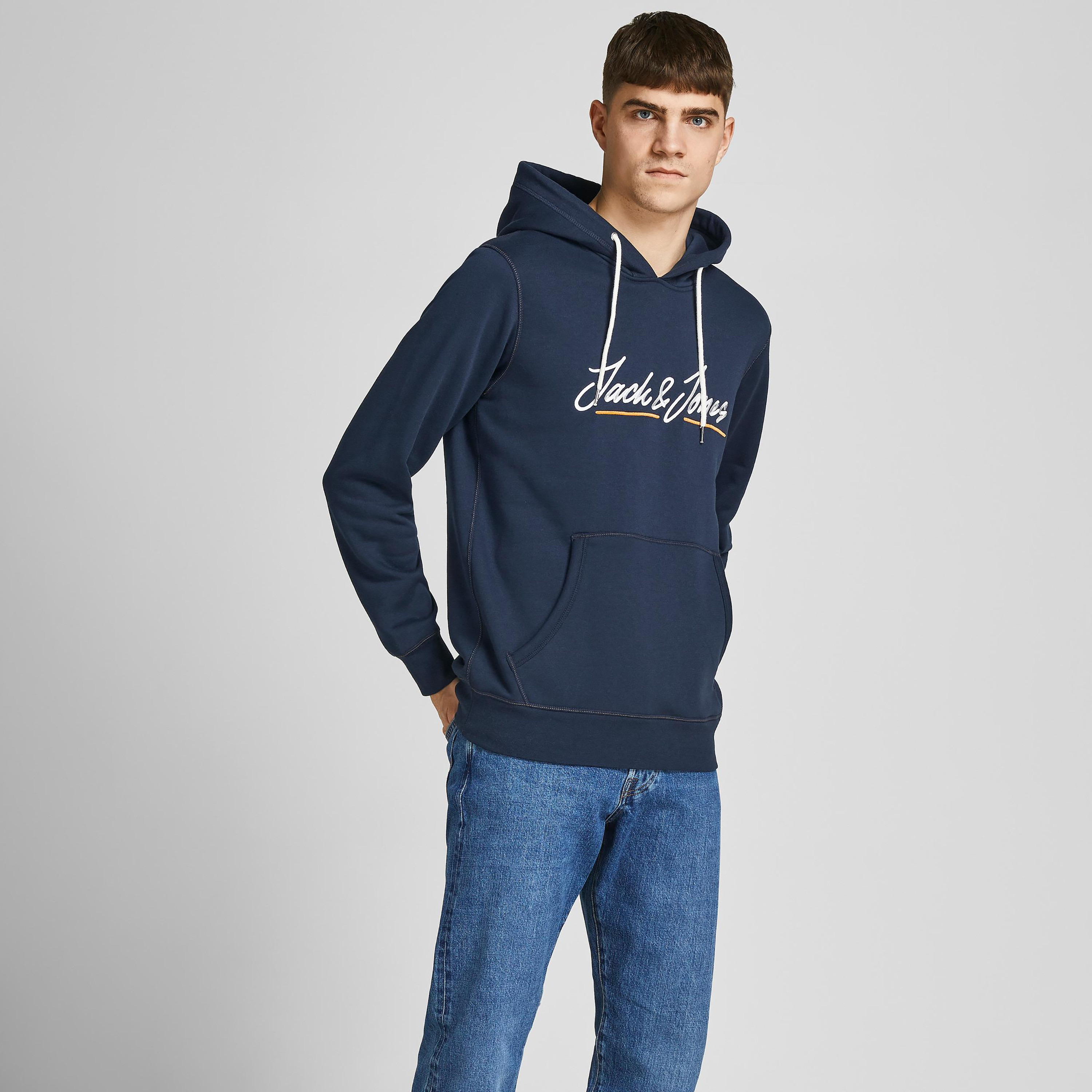 هودي جاك آند جونز بجيب كانغارو مع شعار بلون اسود للرجال-men-winterwear-hoodiesandsweatshirts-image-8