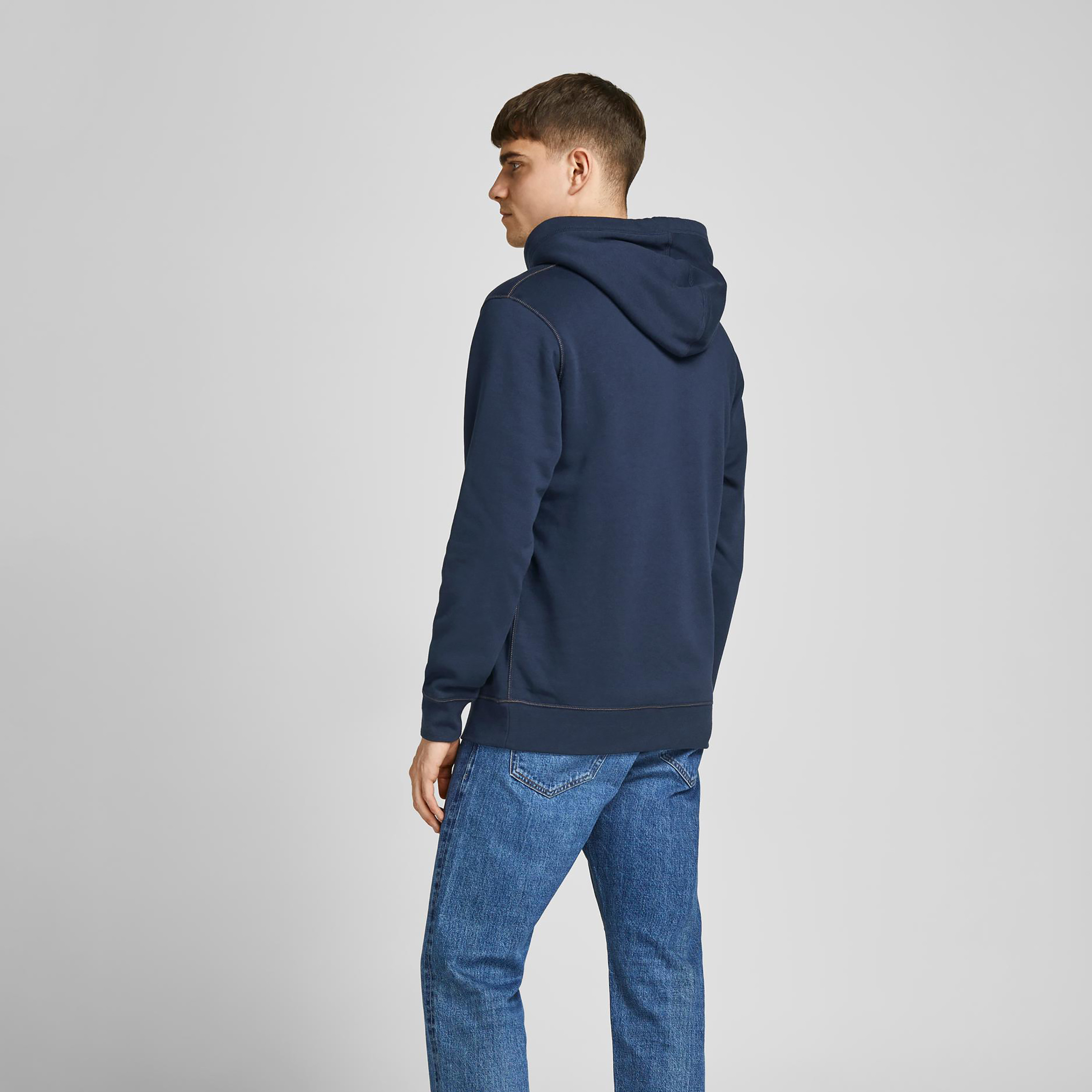 هودي جاك آند جونز بجيب كانغارو مع شعار بلون اسود للرجال-men-winterwear-hoodiesandsweatshirts-image-9