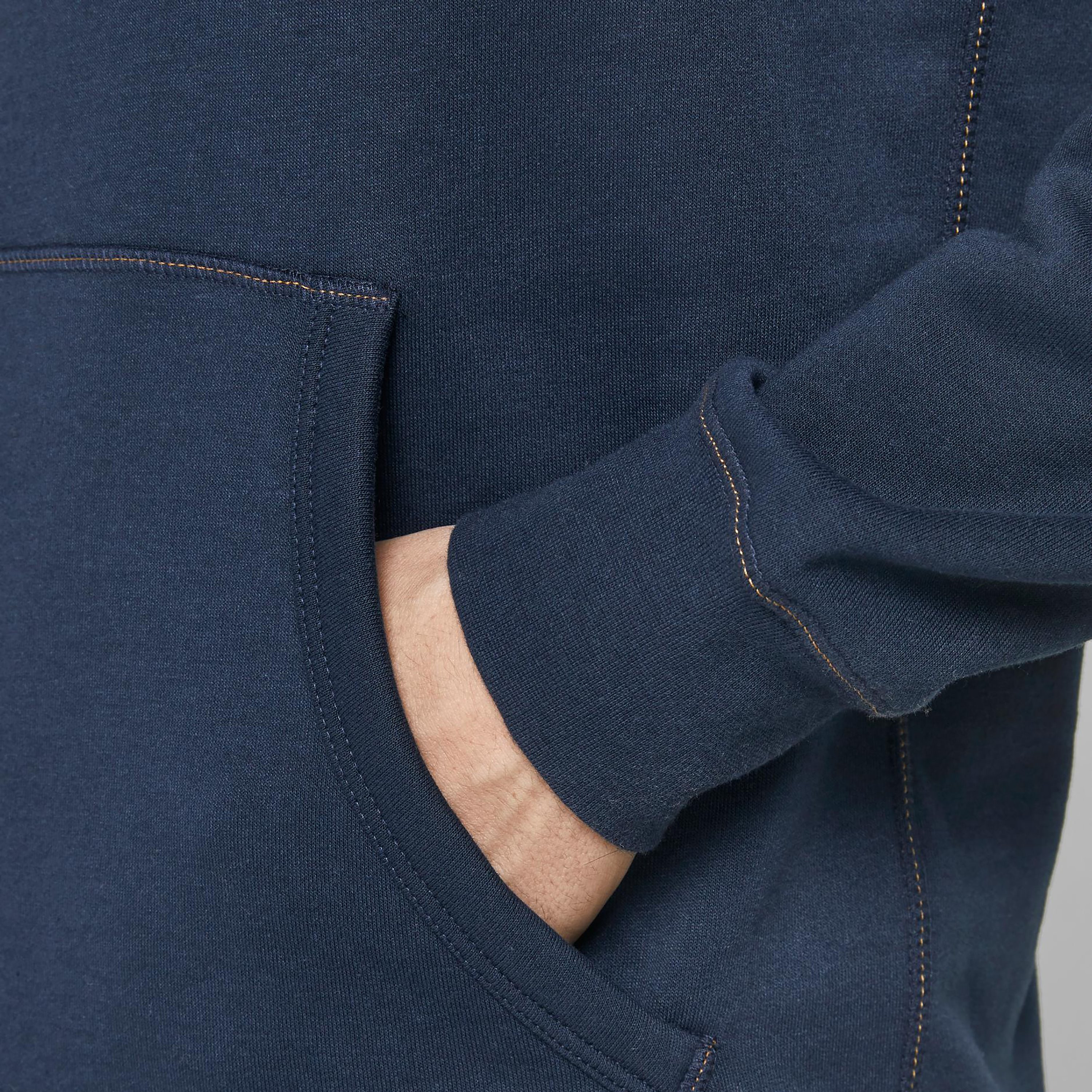 هودي جاك آند جونز بجيب كانغارو مع شعار بلون اسود للرجال-men-winterwear-hoodiesandsweatshirts-image-13